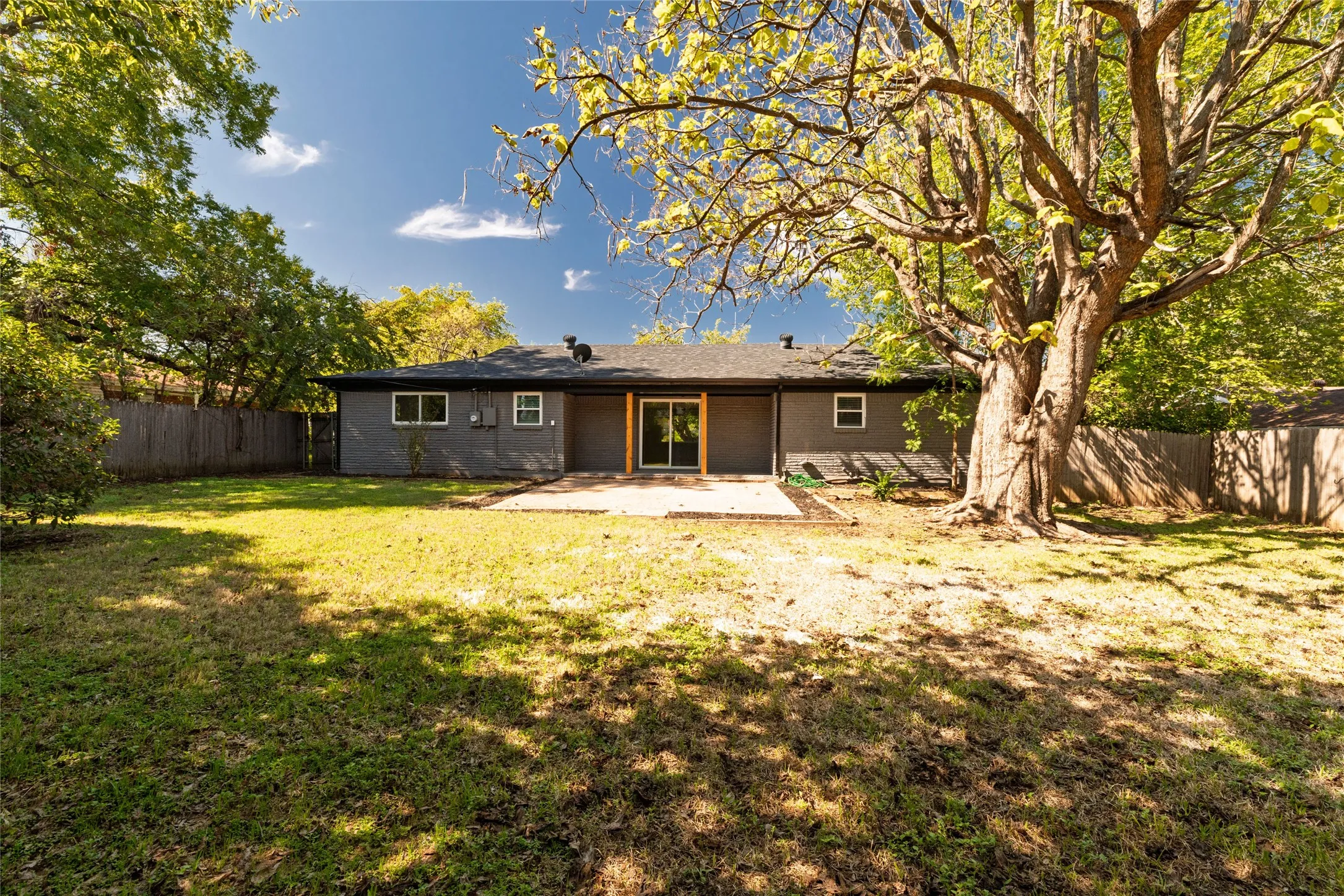 Single Family Residence For Sale in Tarrant County , 102 Juniper Street, Mansfield, Texas 76063, 3 Bedroom, 2 Bathroom, 2 Garage spaces, 1,614 Sqft, built in 1960, mls#21410213, Real Estate Agent in Mansfield, Homes For Sale in Tarrant county, Homes For Sale in Mansfield, Realtor in Mansfield Texas, Real Estate Brokerage Independent Realty Texas, Luminita Cordes Realtor