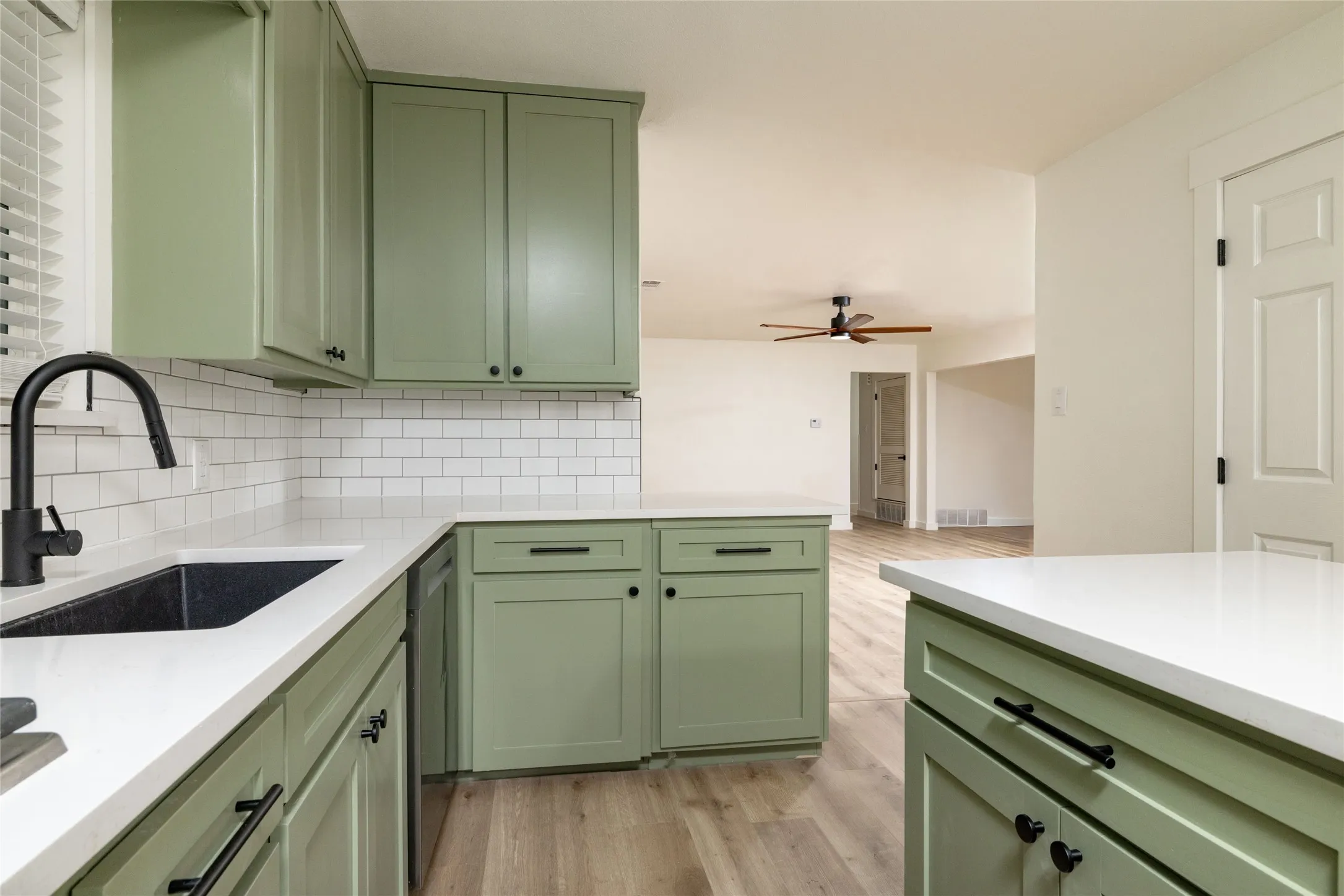 Single Family Residence For Sale in Tarrant County , 102 Juniper Street, Mansfield, Texas 76063, 3 Bedroom, 2 Bathroom, 2 Garage spaces, 1,614 Sqft, built in 1960, mls#21410213, Real Estate Agent in Mansfield, Homes For Sale in Tarrant county, Homes For Sale in Mansfield, Realtor in Mansfield Texas, Real Estate Brokerage Independent Realty Texas, Luminita Cordes Realtor