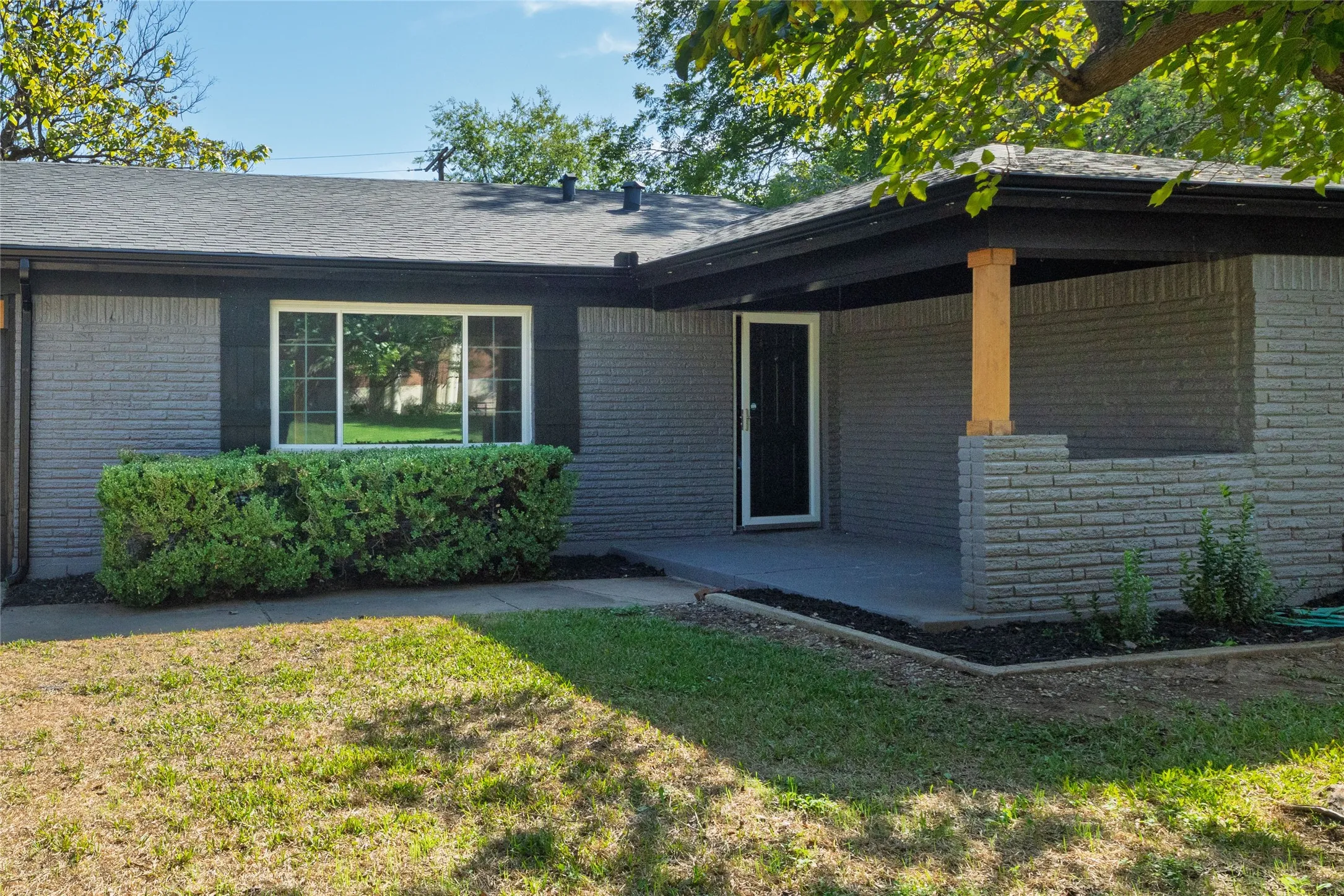 Single Family Residence For Sale in Tarrant County , 102 Juniper Street, Mansfield, Texas 76063, 3 Bedroom, 2 Bathroom, 2 Garage spaces, 1,614 Sqft, built in 1960, mls#21410213, Real Estate Agent in Mansfield, Homes For Sale in Tarrant county, Homes For Sale in Mansfield, Realtor in Mansfield Texas, Real Estate Brokerage Independent Realty Texas, Luminita Cordes Realtor