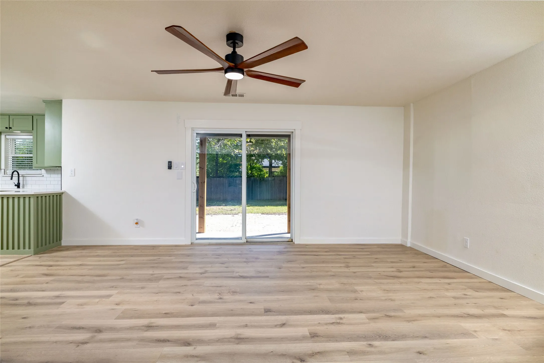 Single Family Residence For Sale in Tarrant County , 102 Juniper Street, Mansfield, Texas 76063, 3 Bedroom, 2 Bathroom, 2 Garage spaces, 1,614 Sqft, built in 1960, mls#21410213, Real Estate Agent in Mansfield, Homes For Sale in Tarrant county, Homes For Sale in Mansfield, Realtor in Mansfield Texas, Real Estate Brokerage Independent Realty Texas, Luminita Cordes Realtor