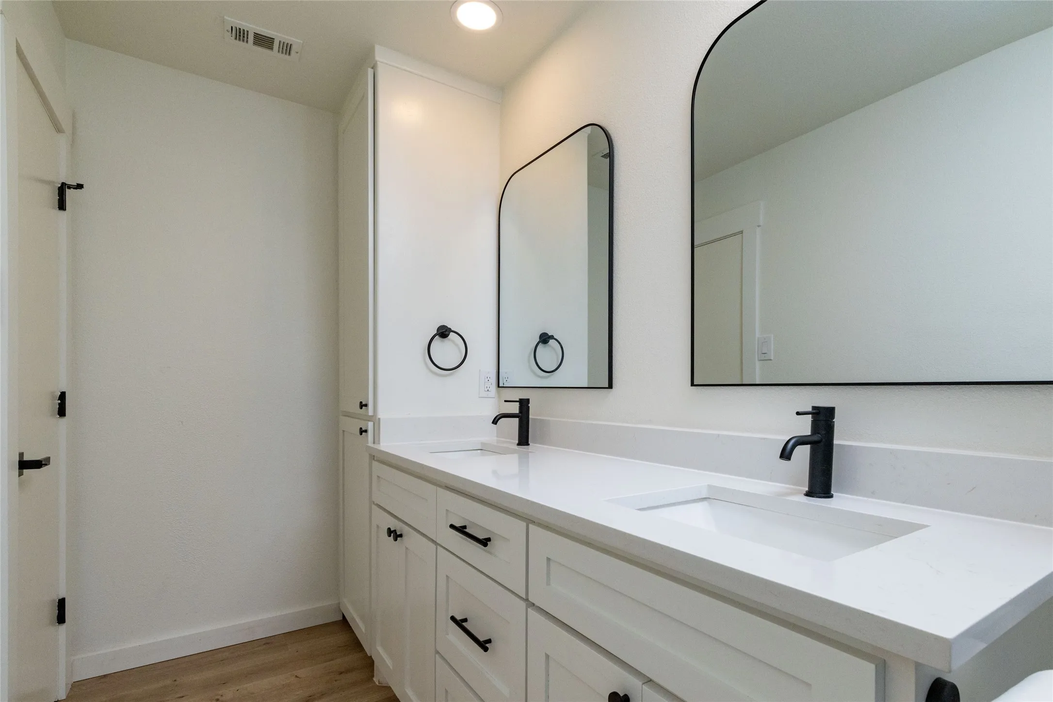 Single Family Residence For Sale in Tarrant County , 102 Juniper Street, Mansfield, Texas 76063, 3 Bedroom, 2 Bathroom, 2 Garage spaces, 1,614 Sqft, built in 1960, mls#21410213, Real Estate Agent in Mansfield, Homes For Sale in Tarrant county, Homes For Sale in Mansfield, Realtor in Mansfield Texas, Real Estate Brokerage Independent Realty Texas, Luminita Cordes Realtor