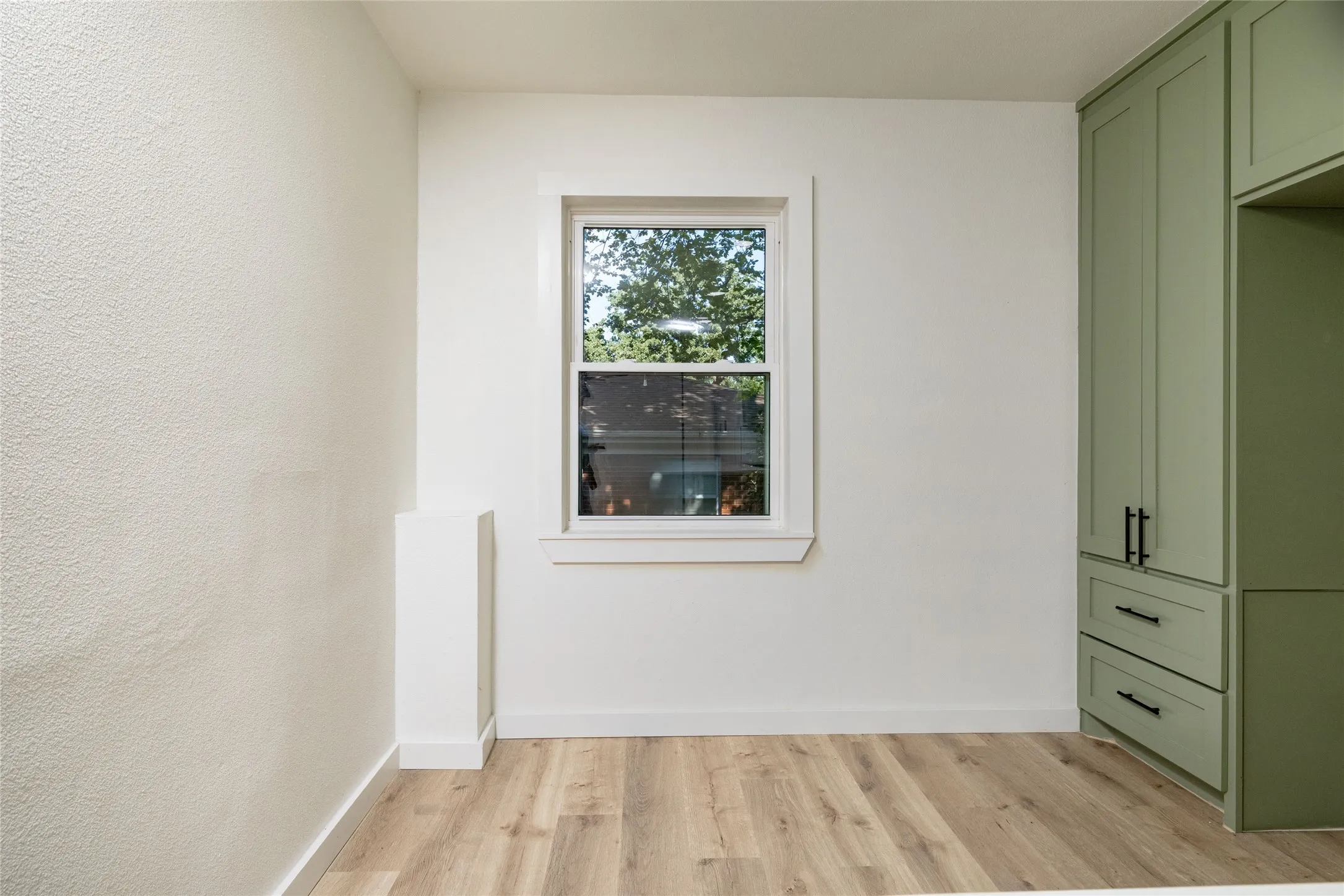 Single Family Residence For Sale in Tarrant County , 102 Juniper Street, Mansfield, Texas 76063, 3 Bedroom, 2 Bathroom, 2 Garage spaces, 1,614 Sqft, built in 1960, mls#21410213, Real Estate Agent in Mansfield, Homes For Sale in Tarrant county, Homes For Sale in Mansfield, Realtor in Mansfield Texas, Real Estate Brokerage Independent Realty Texas, Luminita Cordes Realtor