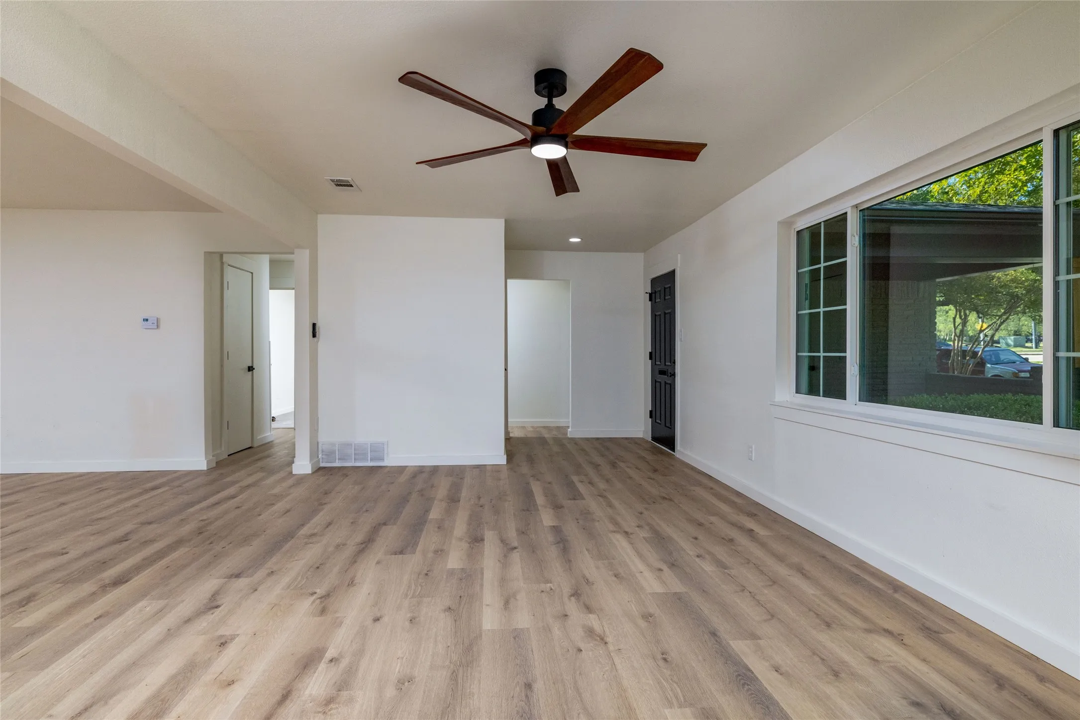 Single Family Residence For Sale in Tarrant County , 102 Juniper Street, Mansfield, Texas 76063, 3 Bedroom, 2 Bathroom, 2 Garage spaces, 1,614 Sqft, built in 1960, mls#21410213, Real Estate Agent in Mansfield, Homes For Sale in Tarrant county, Homes For Sale in Mansfield, Realtor in Mansfield Texas, Real Estate Brokerage Independent Realty Texas, Luminita Cordes Realtor