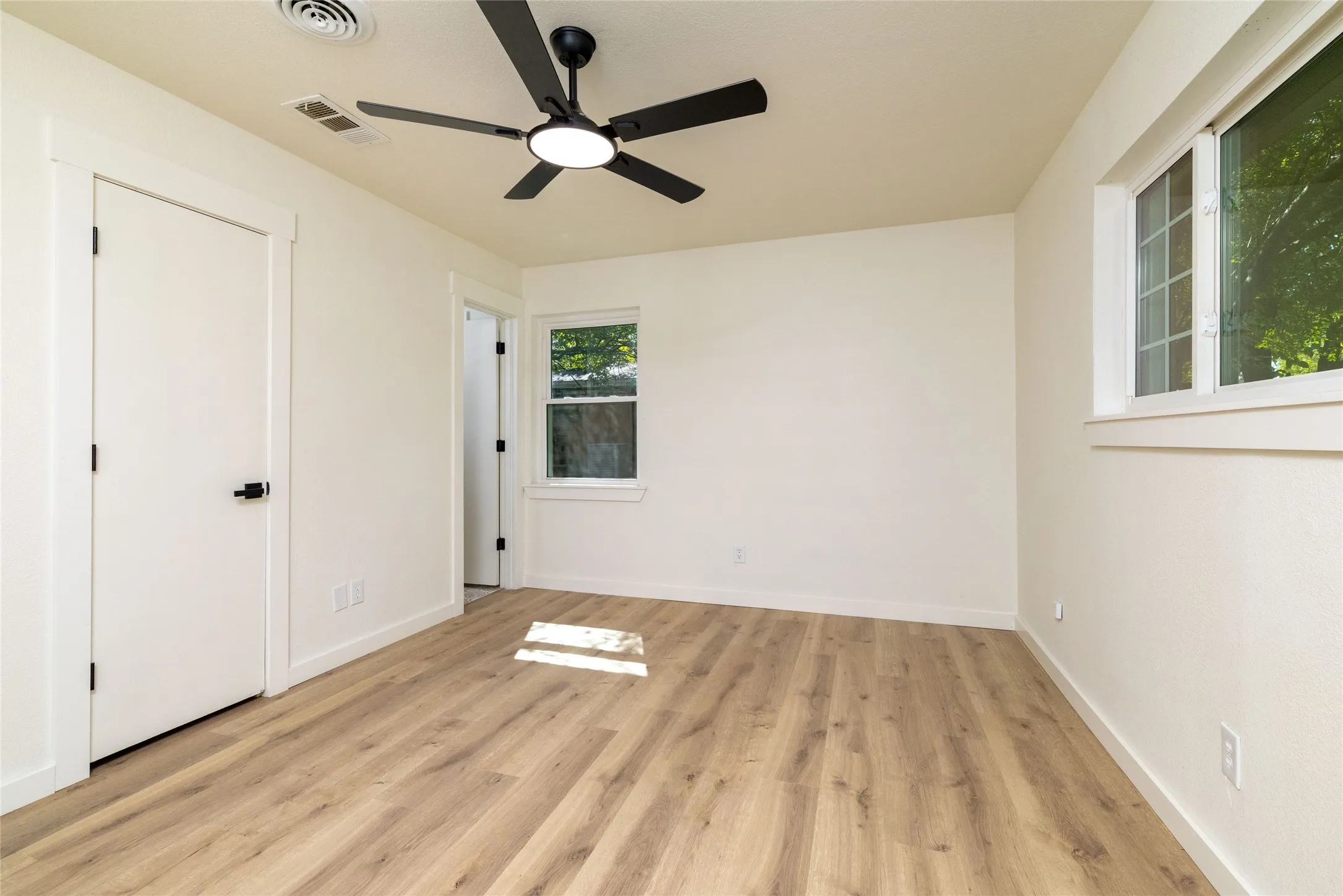 Single Family Residence For Sale in Tarrant County , 102 Juniper Street, Mansfield, Texas 76063, 3 Bedroom, 2 Bathroom, 2 Garage spaces, 1,614 Sqft, built in 1960, mls#21410213, Real Estate Agent in Mansfield, Homes For Sale in Tarrant county, Homes For Sale in Mansfield, Realtor in Mansfield Texas, Real Estate Brokerage Independent Realty Texas, Luminita Cordes Realtor
