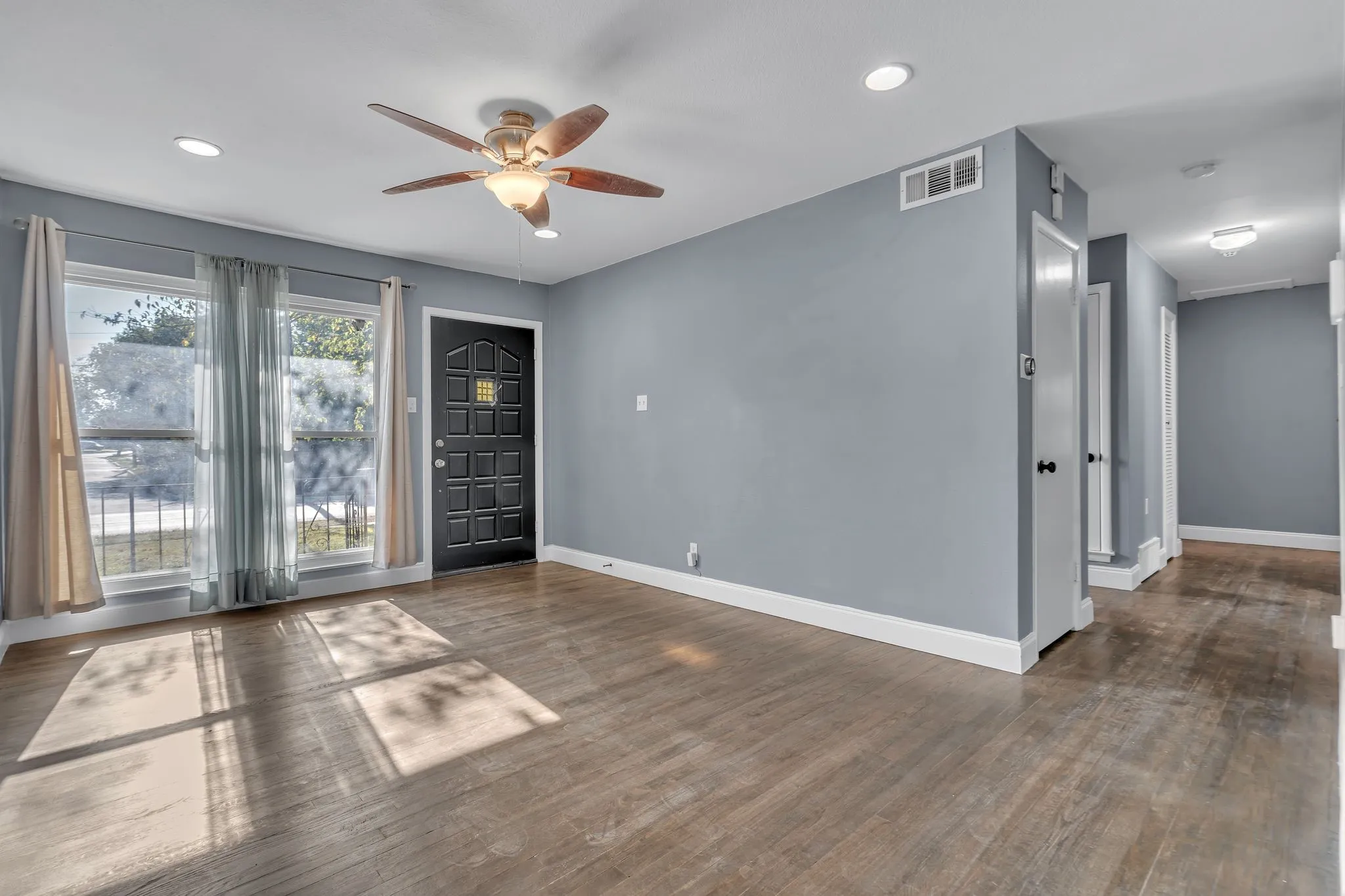 Single Family Residence For Sale in Dallas County , 9621 Rustown Drive, Dallas, Texas 75228, 3 Bedroom, 2 Bathroom, 1 Garage spaces, 1,466 Sqft, built in 1954, mls#21410301, Real Estate Agent in Dallas, Homes For Sale in Dallas county, Homes For Sale in Dallas, Realtor in Dallas Texas, Real Estate Brokerage Independent Realty Texas, Luminita Cordes Realtor