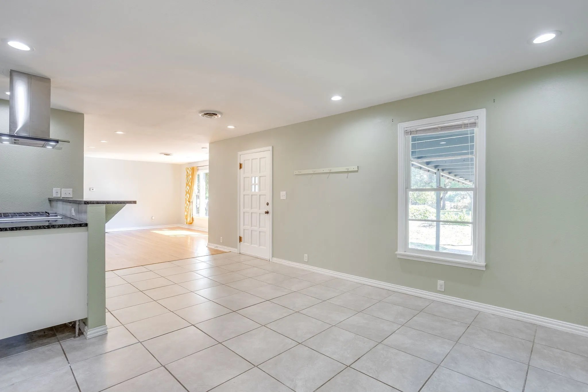 Single Family Residence For Sale in Tarrant County , 5520 Asbury Drive, River Oaks, Texas 76114, 4 Bedroom, 2 Bathroom, Garage spaces, 1,981 Sqft, built in 1951, mls#21382528, Real Estate Agent in River Oaks, Homes For Sale in Tarrant county, Homes For Sale in River Oaks, Realtor in River Oaks Texas, Real Estate Brokerage Independent Realty Texas, Luminita Cordes Realtor