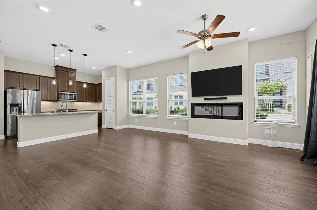 Single Family Residence For Rent in Denton County , 4429 grady Lane, Carrollton, Texas 75010, 3 Bedroom, 3 Bathroom, 2 Garage spaces, 1,828 Sqft, built in 2021, mls#21405167, Real Estate Agent in Carrollton, Homes For Rent in Denton county, Homes For Rent in Carrollton, Realtor in Carrollton Texas, Real Estate Brokerage Independent Realty Texas, Luminita Cordes Realtor