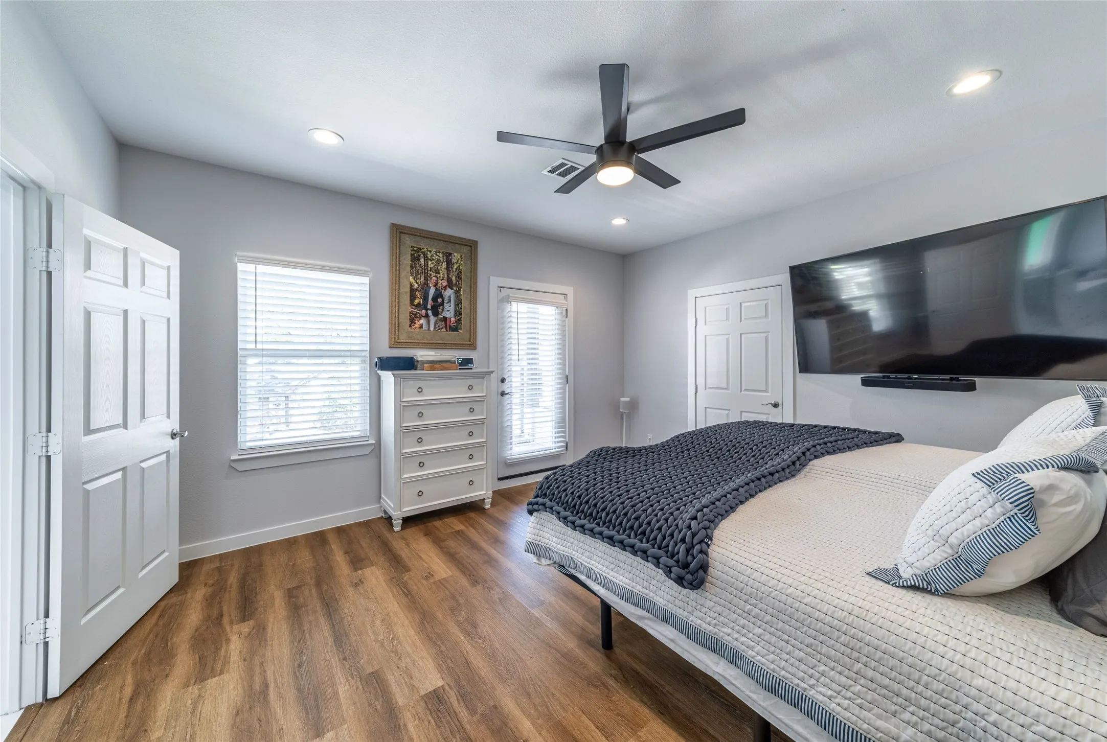 Single Family Residence For Sale in Dallas County , 3724 Crane Street, Dallas, Texas 75212, 5 Bedroom, 3 Bathroom, 2 Garage spaces, 2,376 Sqft, built in 2022, mls#21410227, Real Estate Agent in Dallas, Homes For Sale in Dallas county, Homes For Sale in Dallas, Realtor in Dallas Texas, Real Estate Brokerage Independent Realty Texas, Luminita Cordes Realtor
