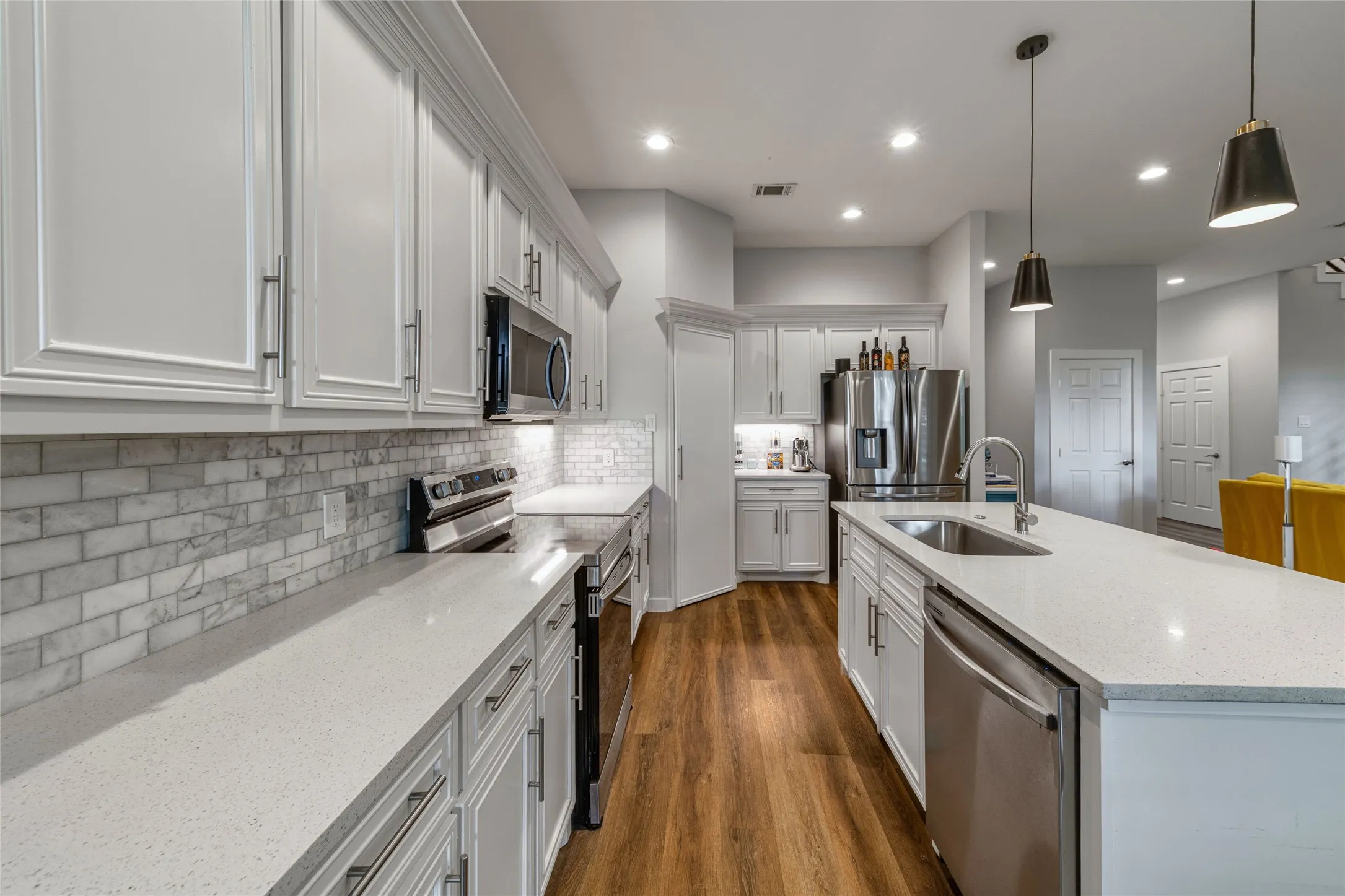 Single Family Residence For Sale in Dallas County , 3724 Crane Street, Dallas, Texas 75212, 5 Bedroom, 3 Bathroom, 2 Garage spaces, 2,376 Sqft, built in 2022, mls#21410227, Real Estate Agent in Dallas, Homes For Sale in Dallas county, Homes For Sale in Dallas, Realtor in Dallas Texas, Real Estate Brokerage Independent Realty Texas, Luminita Cordes Realtor