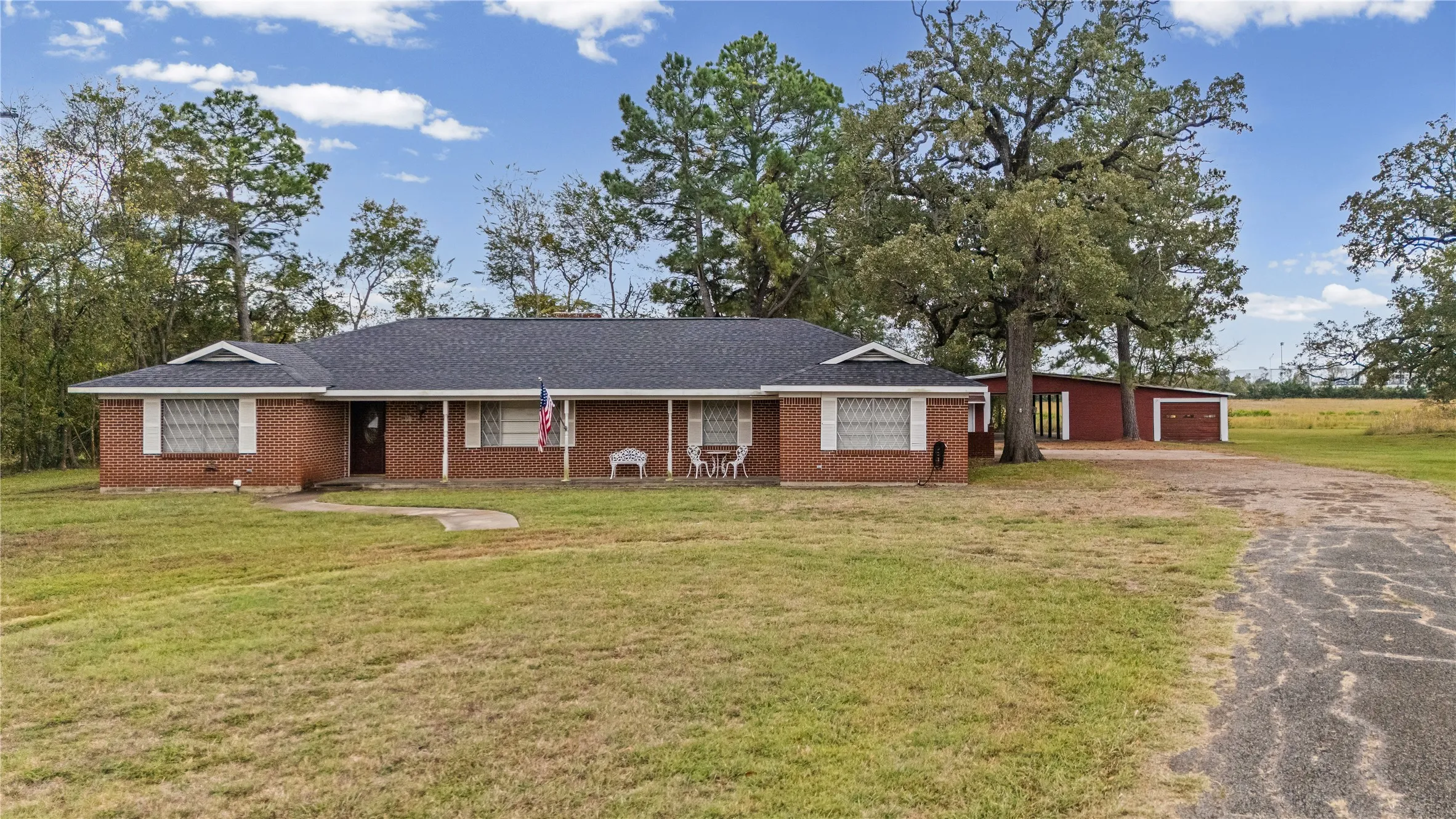 Single Family Residence For Sale in Hopkins County , 1308 Houston st Street, Sulphur Springs, Texas 75482, 3 Bedroom, 2 Bathroom, Garage spaces, 2,524 Sqft, built in 1967, mls#21409323, Real Estate Agent in Sulphur Springs, Homes For Sale in Hopkins county, Homes For Sale in Sulphur Springs, Realtor in Sulphur Springs Texas, Real Estate Brokerage Independent Realty Texas, Luminita Cordes Realtor