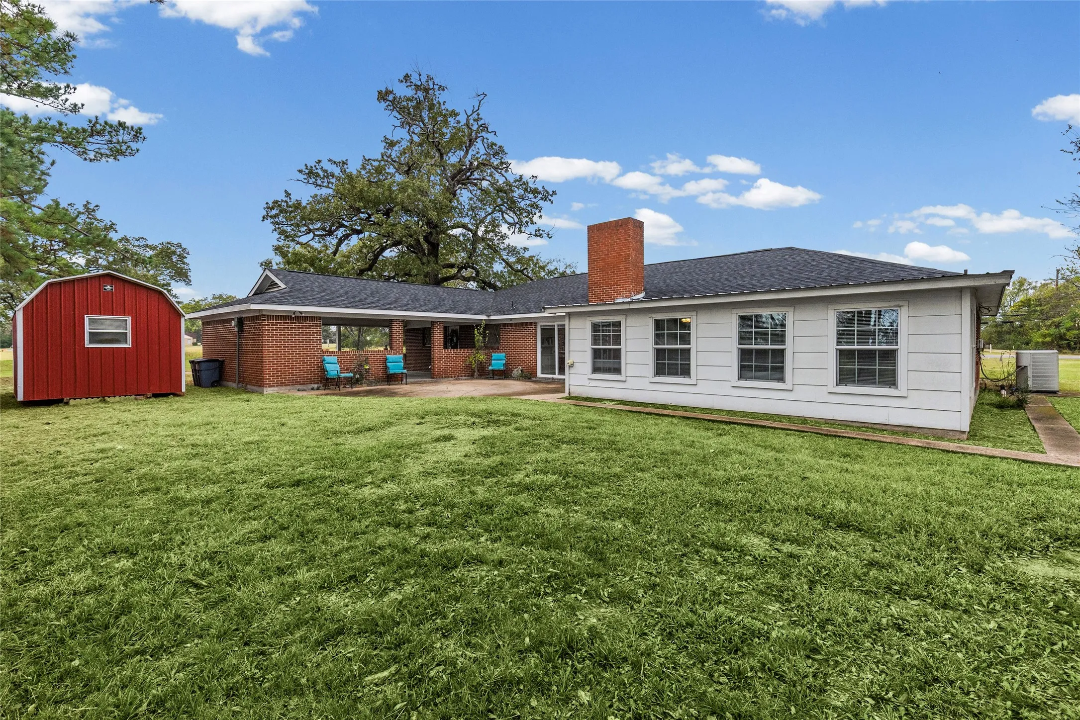 Single Family Residence For Sale in Hopkins County , 1308 Houston st Street, Sulphur Springs, Texas 75482, 3 Bedroom, 2 Bathroom, Garage spaces, 2,524 Sqft, built in 1967, mls#21409323, Real Estate Agent in Sulphur Springs, Homes For Sale in Hopkins county, Homes For Sale in Sulphur Springs, Realtor in Sulphur Springs Texas, Real Estate Brokerage Independent Realty Texas, Luminita Cordes Realtor