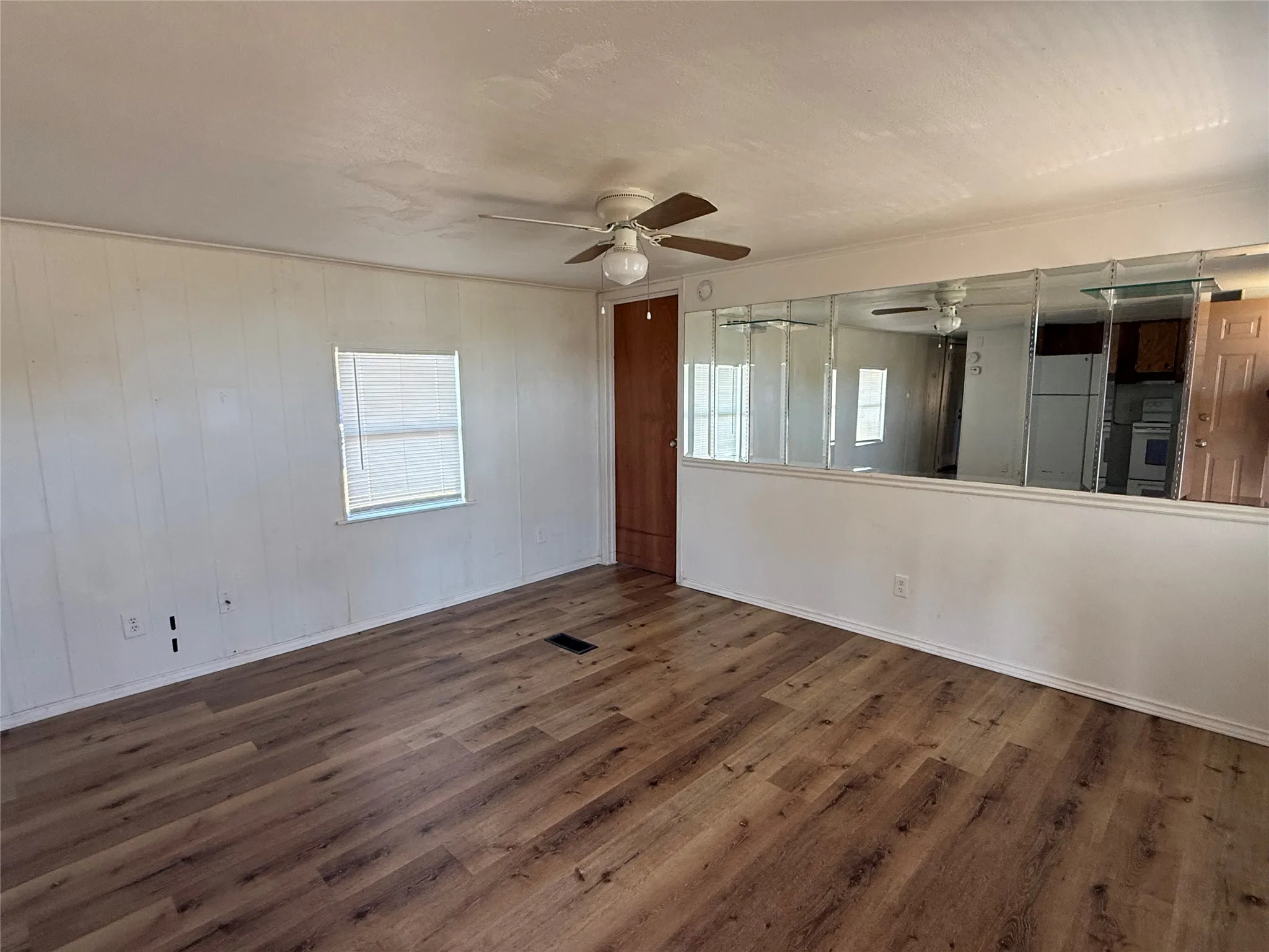Mobile Home For Rent in Ellis County , 3304 Hidalgo Road B, Waxahachie, Texas 75167, 2 Bedroom, 1 Bathroom, Garage spaces, 700 Sqft, built in 1980, mls#21410319, Real Estate Agent in Waxahachie, Homes For Rent in Ellis county, Homes For Rent in Waxahachie, Realtor in Waxahachie Texas, Real Estate Brokerage Independent Realty Texas, Luminita Cordes Realtor