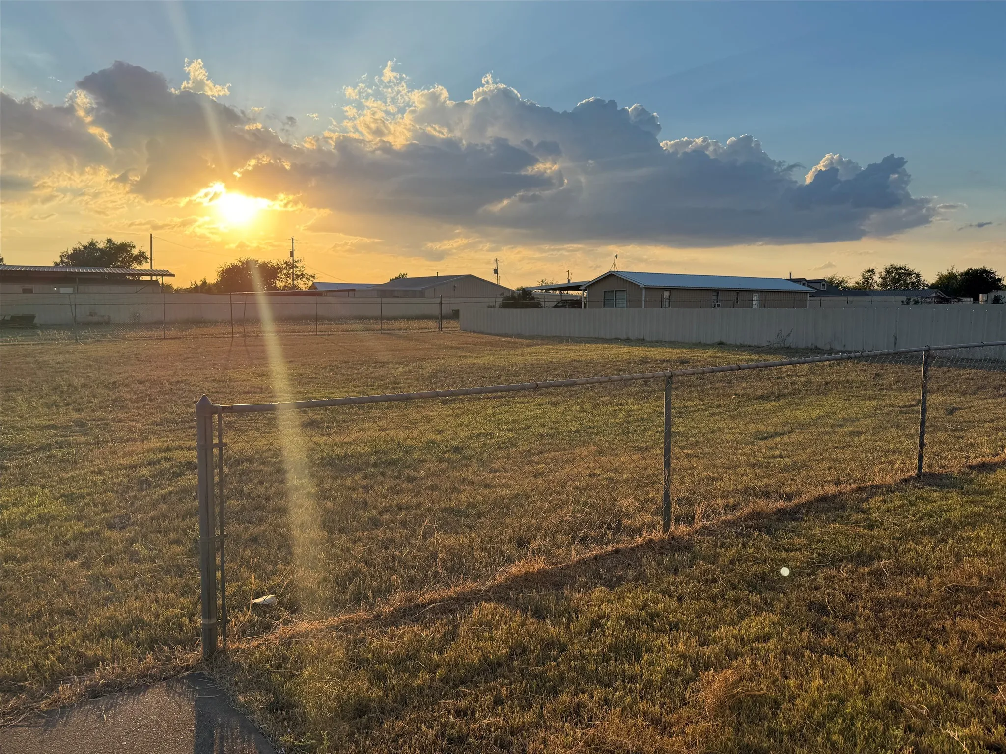Mobile Home For Rent in Ellis County , 3304 Hidalgo Road B, Waxahachie, Texas 75167, 2 Bedroom, 1 Bathroom, Garage spaces, 700 Sqft, built in 1980, mls#21410319, Real Estate Agent in Waxahachie, Homes For Rent in Ellis county, Homes For Rent in Waxahachie, Realtor in Waxahachie Texas, Real Estate Brokerage Independent Realty Texas, Luminita Cordes Realtor