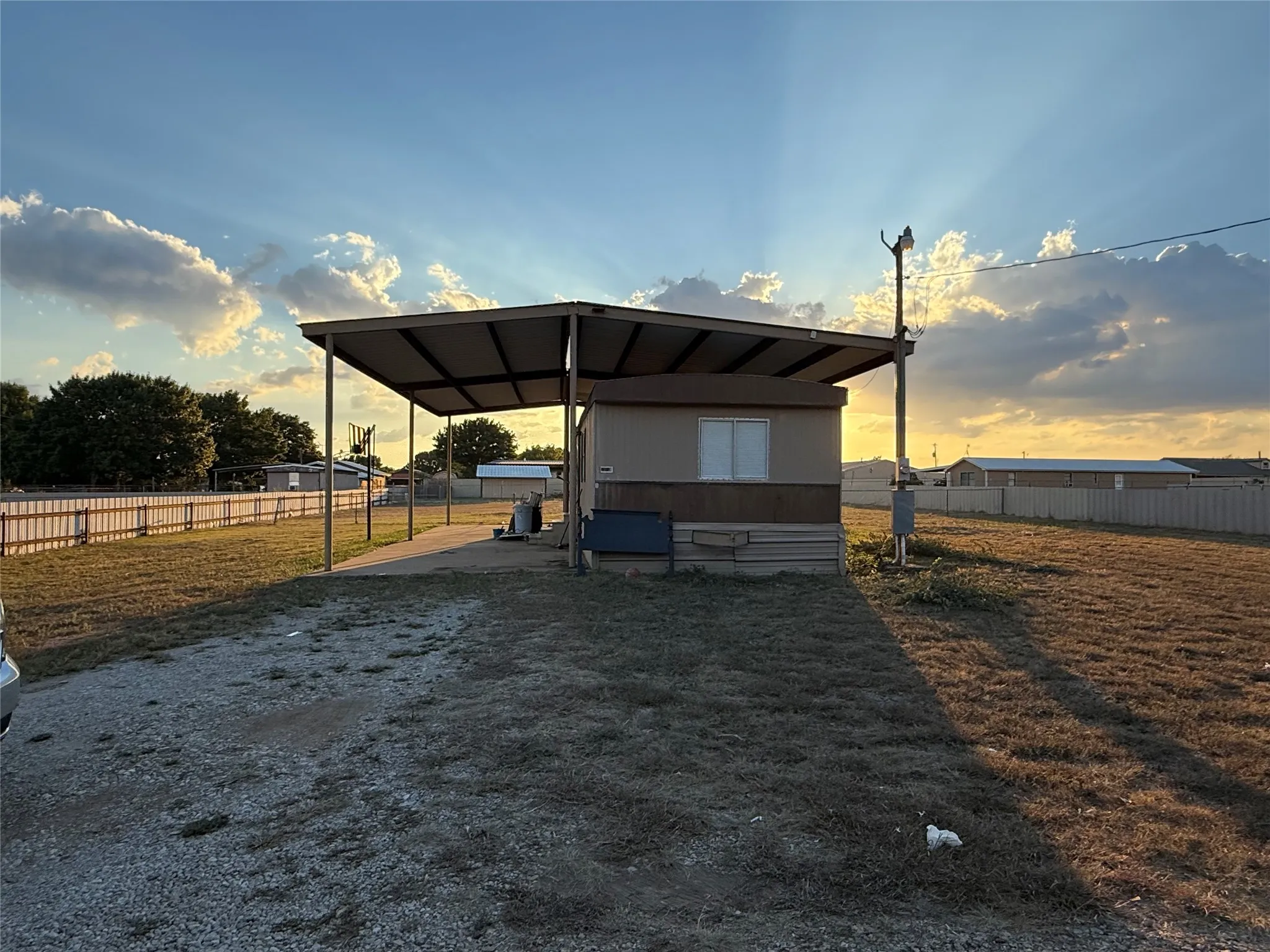 Mobile Home For Rent in Ellis County , 3304 Hidalgo Road B, Waxahachie, Texas 75167, 2 Bedroom, 1 Bathroom, Garage spaces, 700 Sqft, built in 1980, mls#21410319, Real Estate Agent in Waxahachie, Homes For Rent in Ellis county, Homes For Rent in Waxahachie, Realtor in Waxahachie Texas, Real Estate Brokerage Independent Realty Texas, Luminita Cordes Realtor