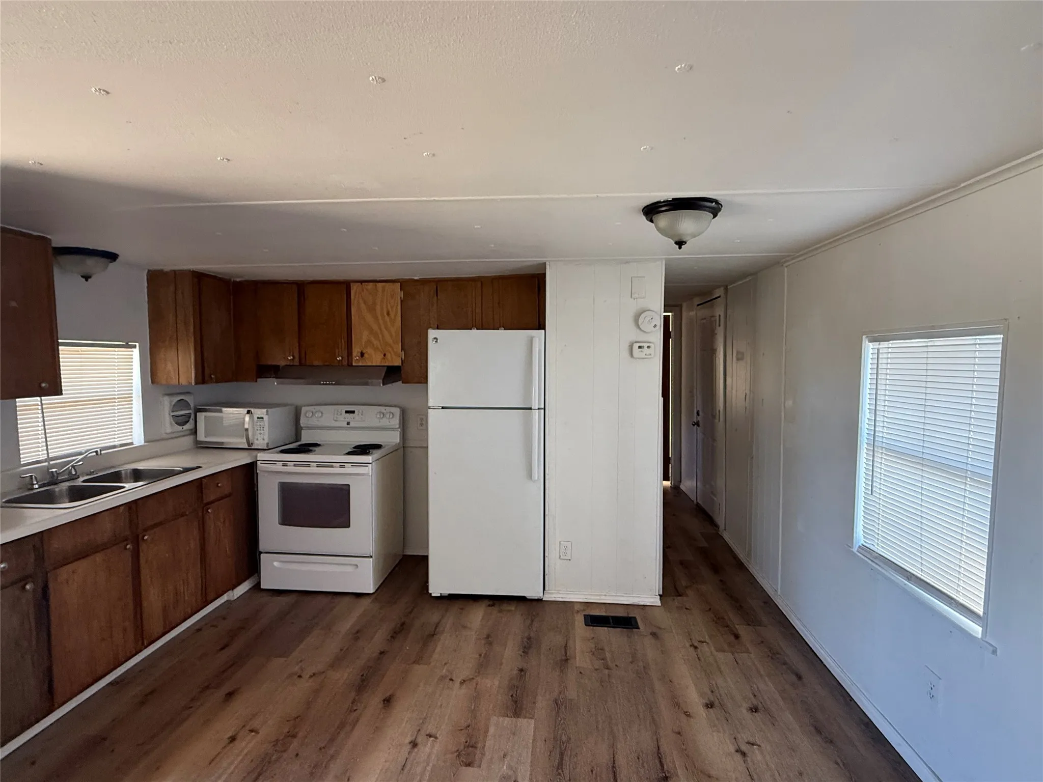Mobile Home For Rent in Ellis County , 3304 Hidalgo Road B, Waxahachie, Texas 75167, 2 Bedroom, 1 Bathroom, Garage spaces, 700 Sqft, built in 1980, mls#21410319, Real Estate Agent in Waxahachie, Homes For Rent in Ellis county, Homes For Rent in Waxahachie, Realtor in Waxahachie Texas, Real Estate Brokerage Independent Realty Texas, Luminita Cordes Realtor