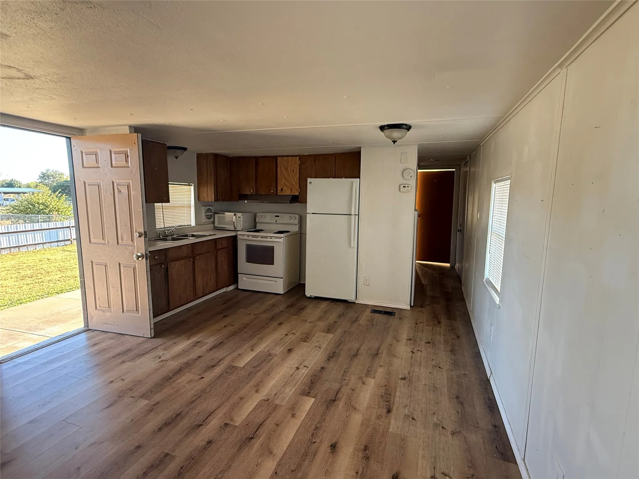 Mobile Home For Rent in Ellis County , 3304 Hidalgo Road B, Waxahachie, Texas 75167, 2 Bedroom, 1 Bathroom, Garage spaces, 700 Sqft, built in 1980, mls#21410319, Real Estate Agent in Waxahachie, Homes For Rent in Ellis county, Homes For Rent in Waxahachie, Realtor in Waxahachie Texas, Real Estate Brokerage Independent Realty Texas, Luminita Cordes Realtor