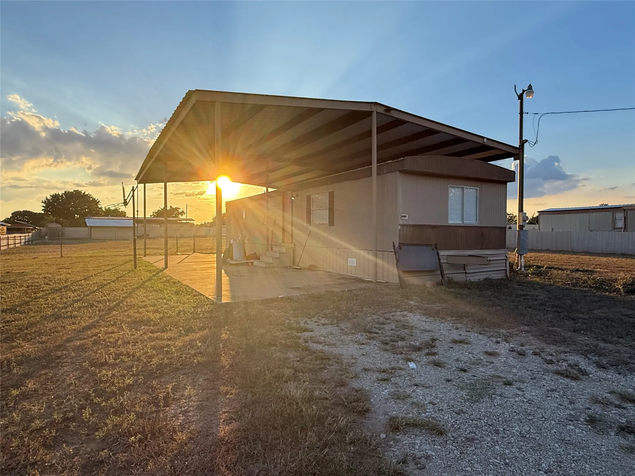 Mobile Home For Rent in Ellis County , 3304 Hidalgo Road B, Waxahachie, Texas 75167, 2 Bedroom, 1 Bathroom, Garage spaces, 700 Sqft, built in 1980, mls#21410319, Real Estate Agent in Waxahachie, Homes For Rent in Ellis county, Homes For Rent in Waxahachie, Realtor in Waxahachie Texas, Real Estate Brokerage Independent Realty Texas, Luminita Cordes Realtor