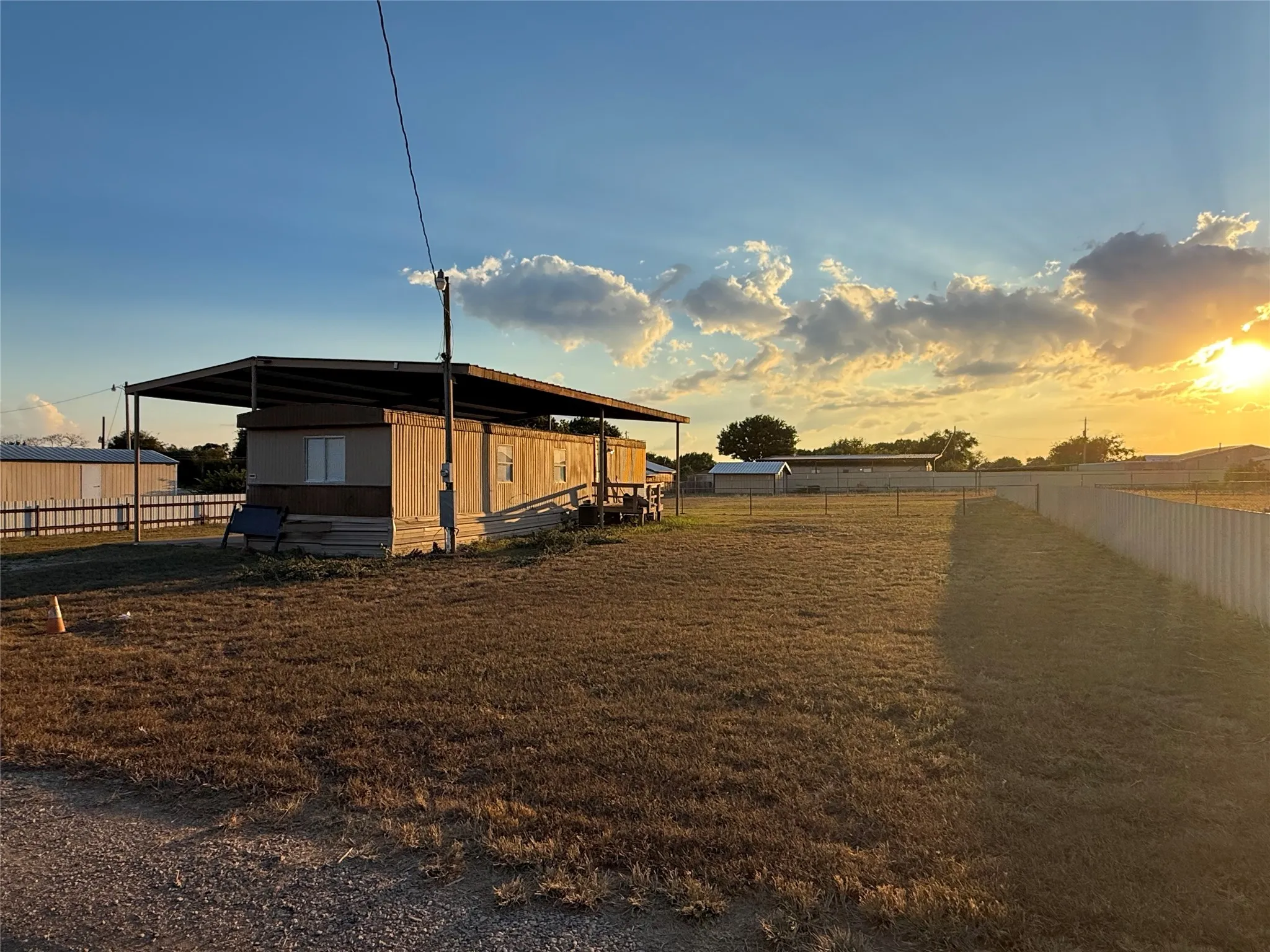 Mobile Home For Rent in Ellis County , 3304 Hidalgo Road B, Waxahachie, Texas 75167, 2 Bedroom, 1 Bathroom, Garage spaces, 700 Sqft, built in 1980, mls#21410319, Real Estate Agent in Waxahachie, Homes For Rent in Ellis county, Homes For Rent in Waxahachie, Realtor in Waxahachie Texas, Real Estate Brokerage Independent Realty Texas, Luminita Cordes Realtor