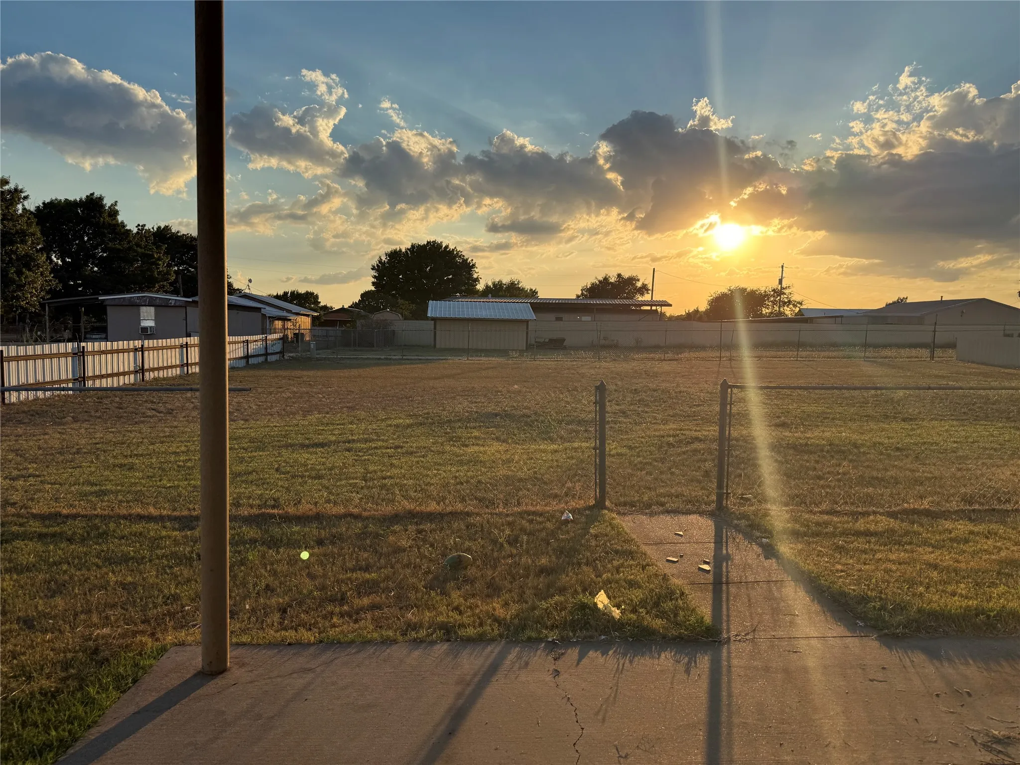 Mobile Home For Rent in Ellis County , 3304 Hidalgo Road B, Waxahachie, Texas 75167, 2 Bedroom, 1 Bathroom, Garage spaces, 700 Sqft, built in 1980, mls#21410319, Real Estate Agent in Waxahachie, Homes For Rent in Ellis county, Homes For Rent in Waxahachie, Realtor in Waxahachie Texas, Real Estate Brokerage Independent Realty Texas, Luminita Cordes Realtor
