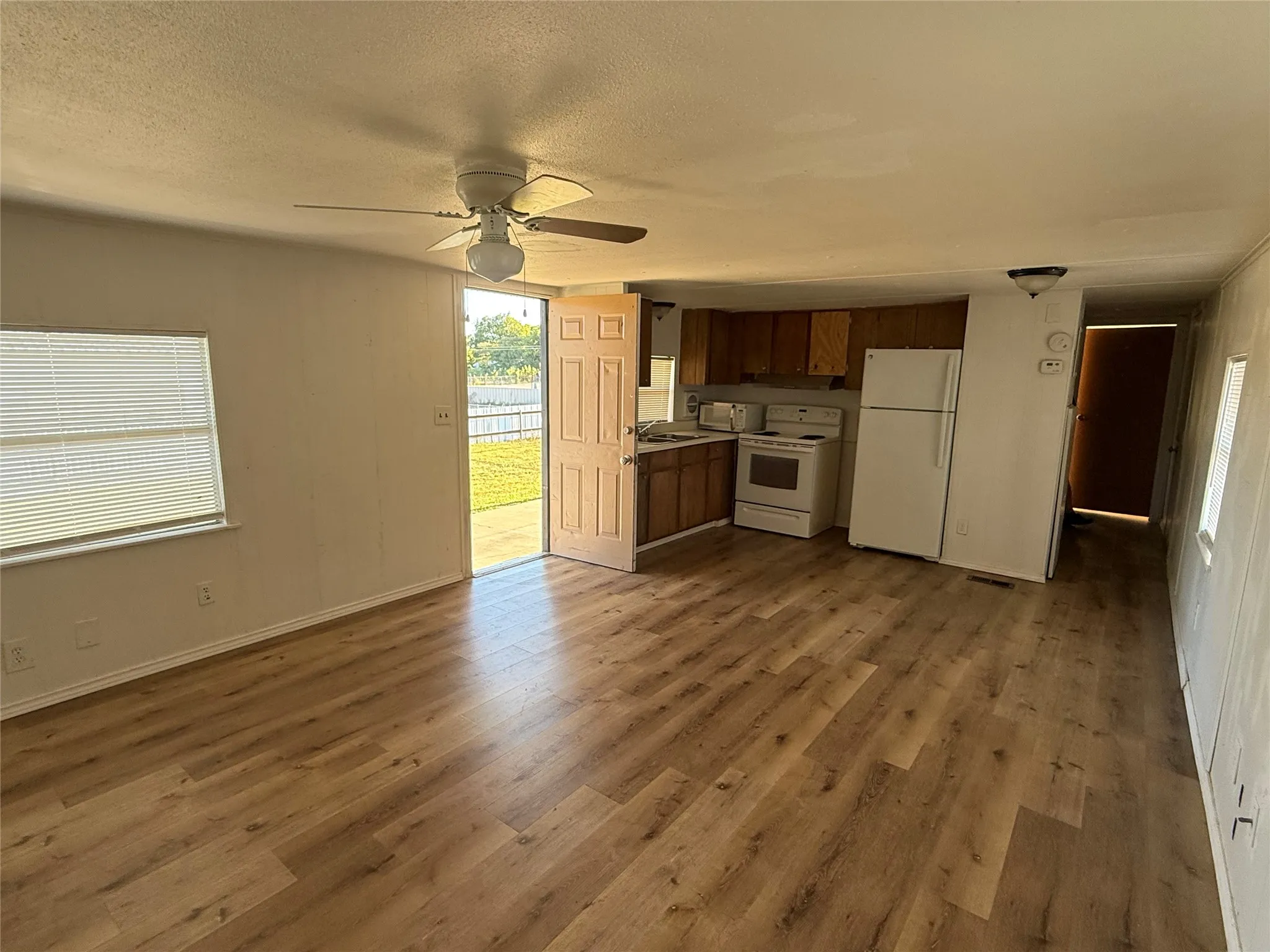 Mobile Home For Rent in Ellis County , 3304 Hidalgo Road B, Waxahachie, Texas 75167, 2 Bedroom, 1 Bathroom, Garage spaces, 700 Sqft, built in 1980, mls#21410319, Real Estate Agent in Waxahachie, Homes For Rent in Ellis county, Homes For Rent in Waxahachie, Realtor in Waxahachie Texas, Real Estate Brokerage Independent Realty Texas, Luminita Cordes Realtor