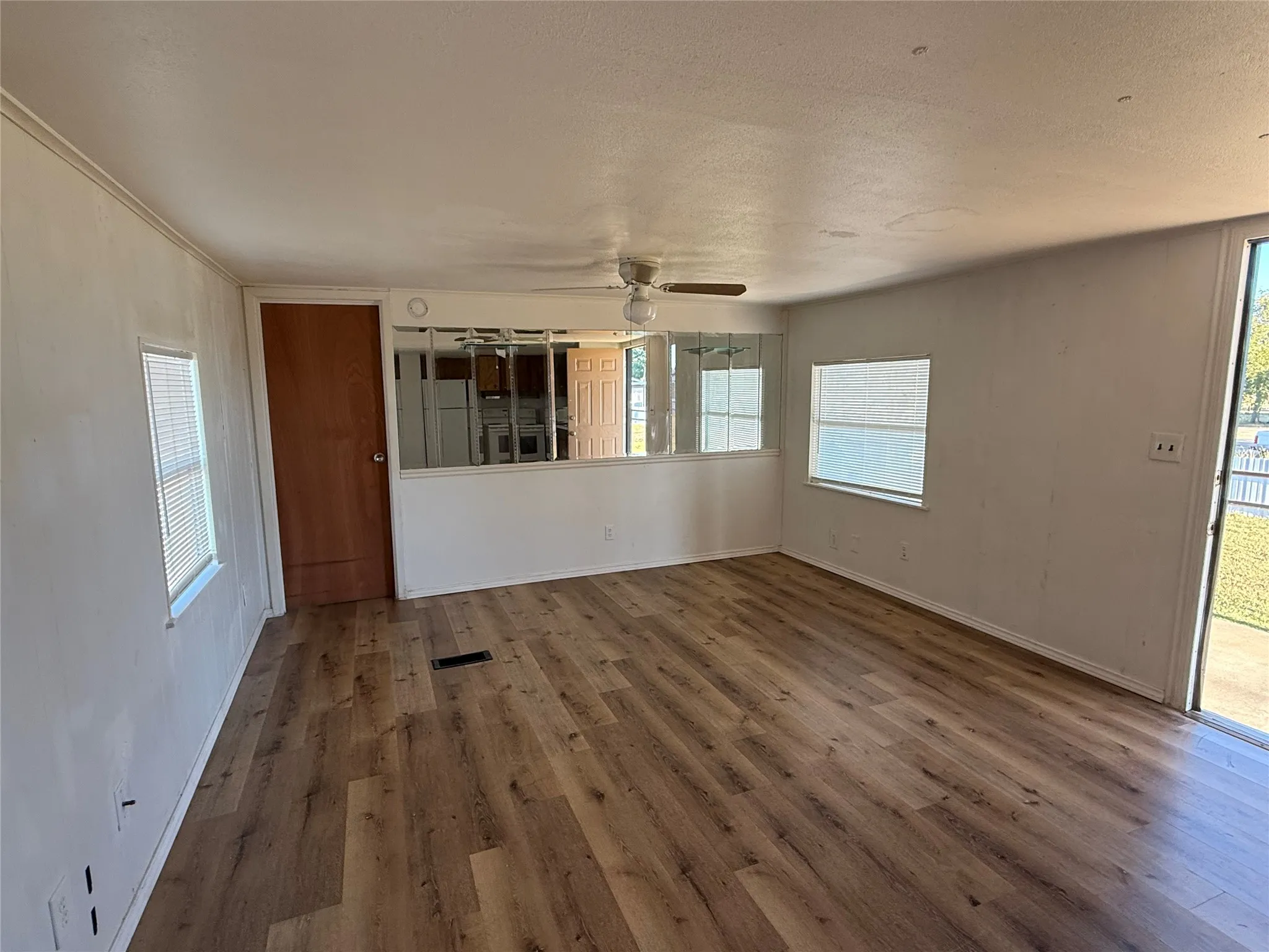 Mobile Home For Rent in Ellis County , 3304 Hidalgo Road B, Waxahachie, Texas 75167, 2 Bedroom, 1 Bathroom, Garage spaces, 700 Sqft, built in 1980, mls#21410319, Real Estate Agent in Waxahachie, Homes For Rent in Ellis county, Homes For Rent in Waxahachie, Realtor in Waxahachie Texas, Real Estate Brokerage Independent Realty Texas, Luminita Cordes Realtor