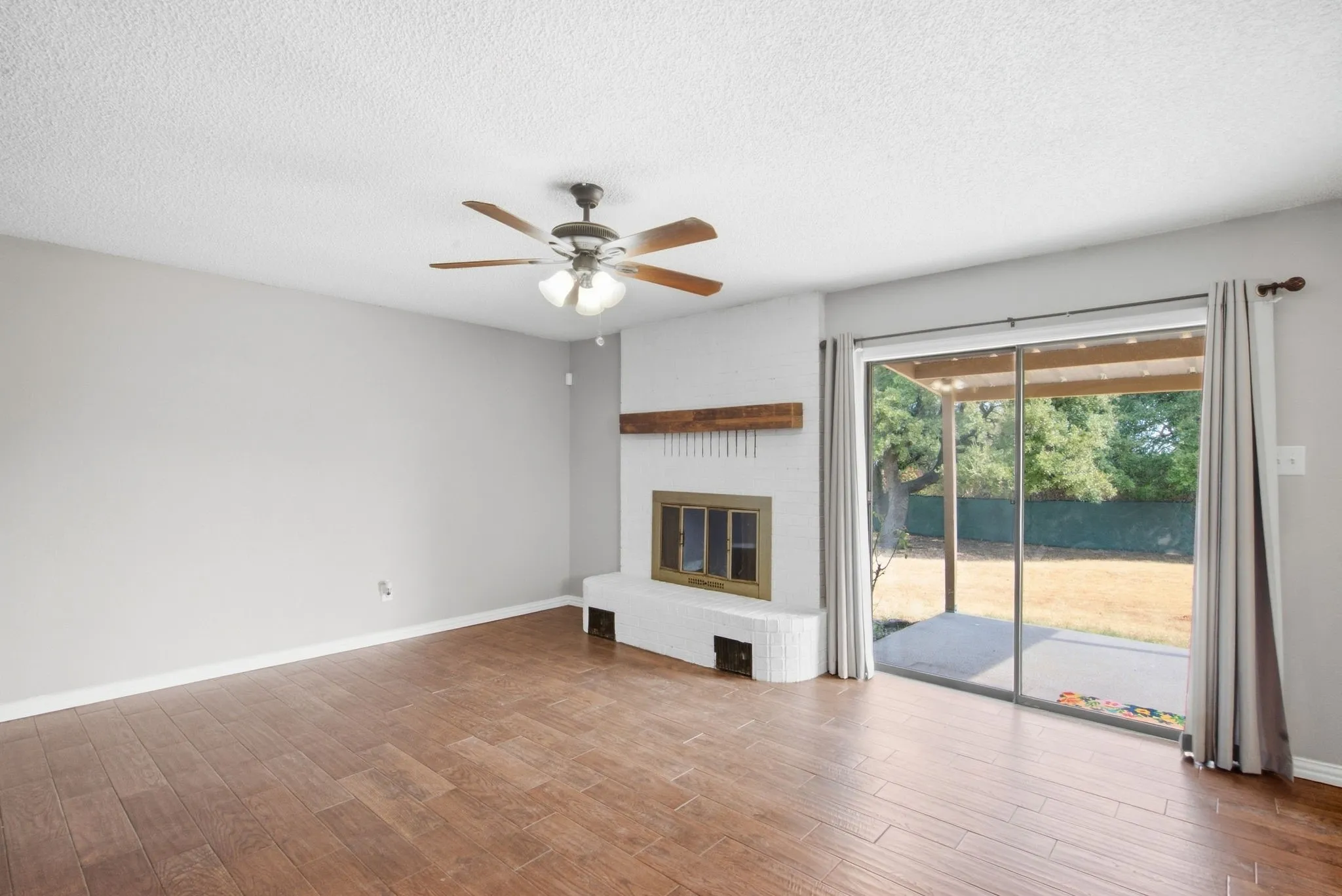 Single Family Residence For Sale in Parker County , 1526 W Bankhead, Weatherford, Texas 76086, 3 Bedroom, 2 Bathroom, 2 Garage spaces, 1,294 Sqft, built in 1978, mls#21408252, Real Estate Agent in Weatherford, Homes For Sale in Parker county, Homes For Sale in Weatherford, Realtor in Weatherford Texas, Real Estate Brokerage Independent Realty Texas, Luminita Cordes Realtor
