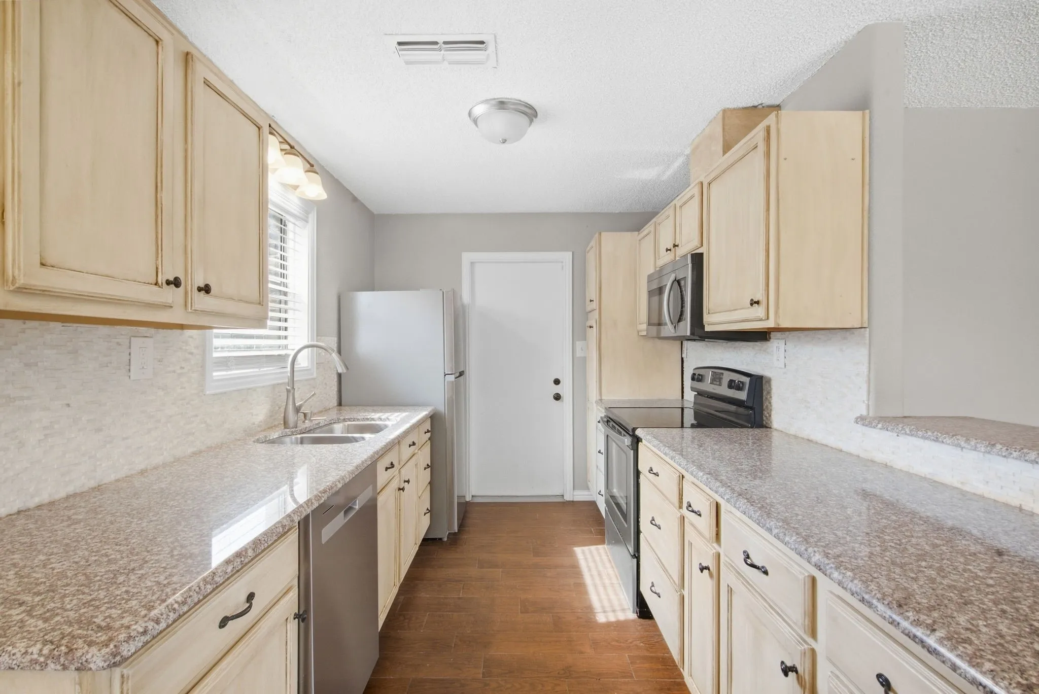 Single Family Residence For Sale in Parker County , 1526 W Bankhead, Weatherford, Texas 76086, 3 Bedroom, 2 Bathroom, 2 Garage spaces, 1,294 Sqft, built in 1978, mls#21408252, Real Estate Agent in Weatherford, Homes For Sale in Parker county, Homes For Sale in Weatherford, Realtor in Weatherford Texas, Real Estate Brokerage Independent Realty Texas, Luminita Cordes Realtor