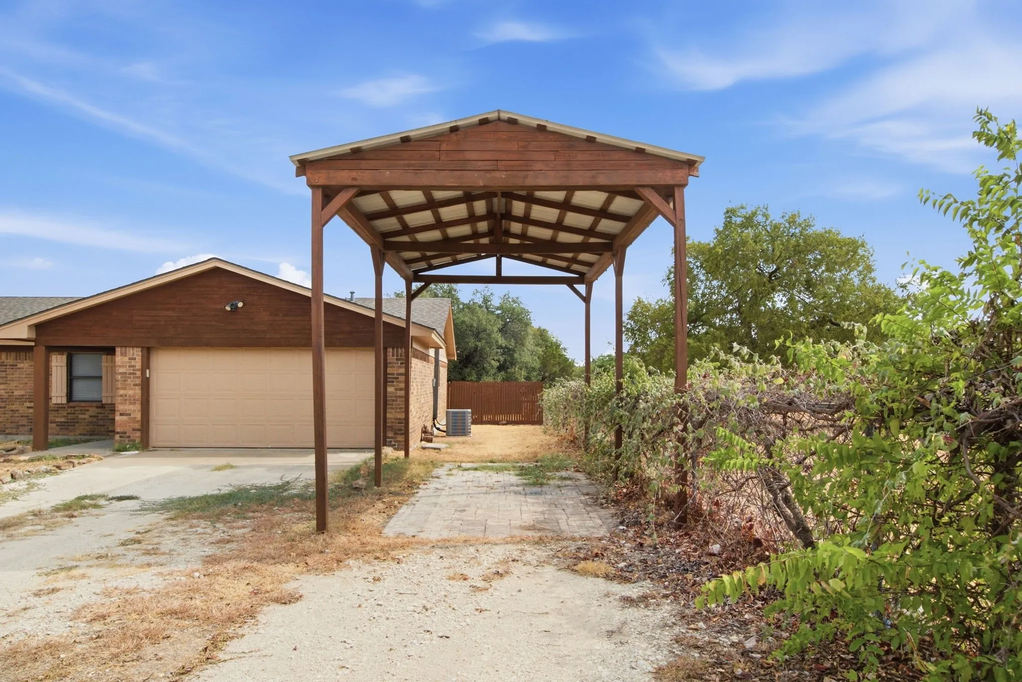 Single Family Residence For Sale in Parker County , 1526 W Bankhead, Weatherford, Texas 76086, 3 Bedroom, 2 Bathroom, 2 Garage spaces, 1,294 Sqft, built in 1978, mls#21408252, Real Estate Agent in Weatherford, Homes For Sale in Parker county, Homes For Sale in Weatherford, Realtor in Weatherford Texas, Real Estate Brokerage Independent Realty Texas, Luminita Cordes Realtor