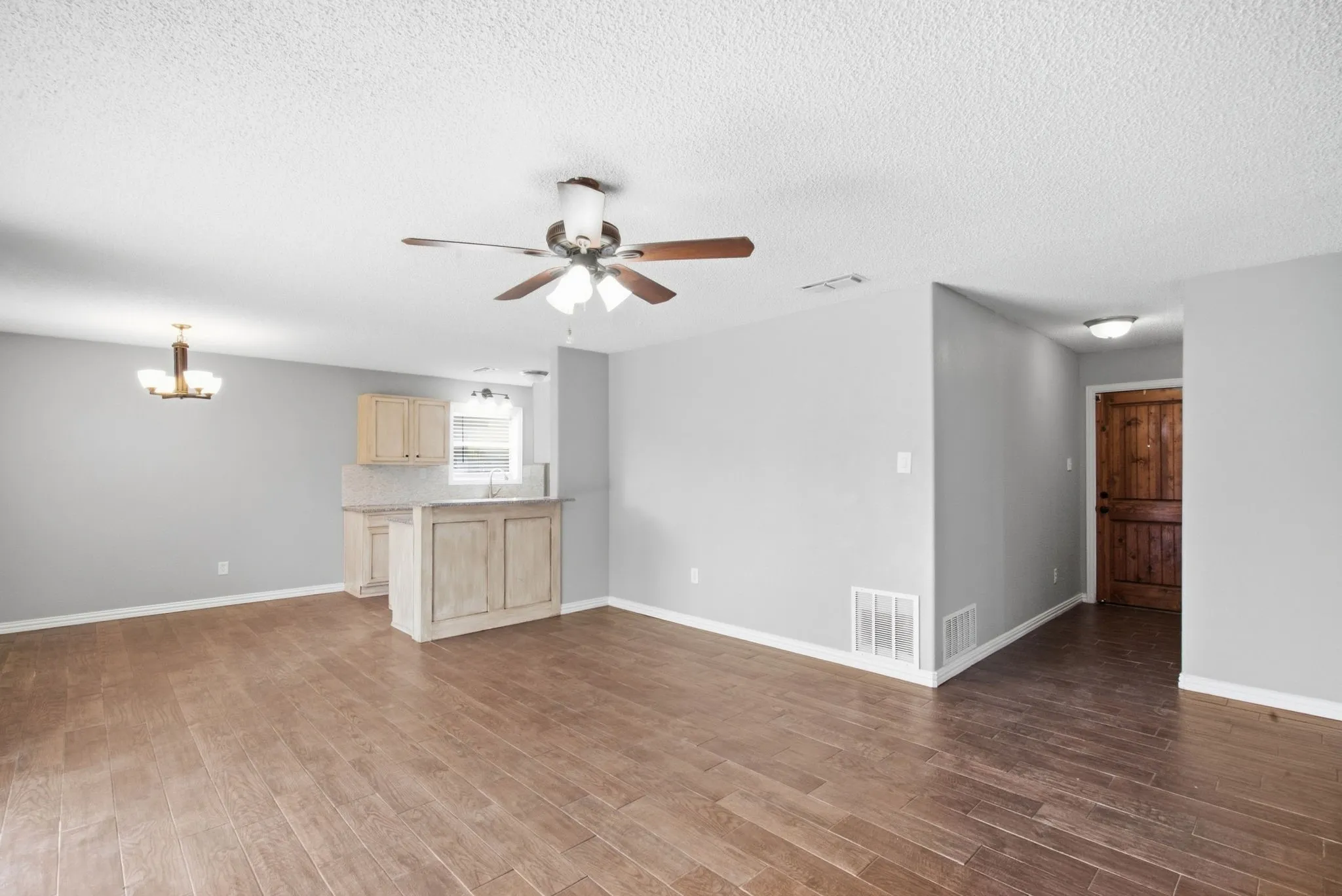Single Family Residence For Sale in Parker County , 1526 W Bankhead, Weatherford, Texas 76086, 3 Bedroom, 2 Bathroom, 2 Garage spaces, 1,294 Sqft, built in 1978, mls#21408252, Real Estate Agent in Weatherford, Homes For Sale in Parker county, Homes For Sale in Weatherford, Realtor in Weatherford Texas, Real Estate Brokerage Independent Realty Texas, Luminita Cordes Realtor