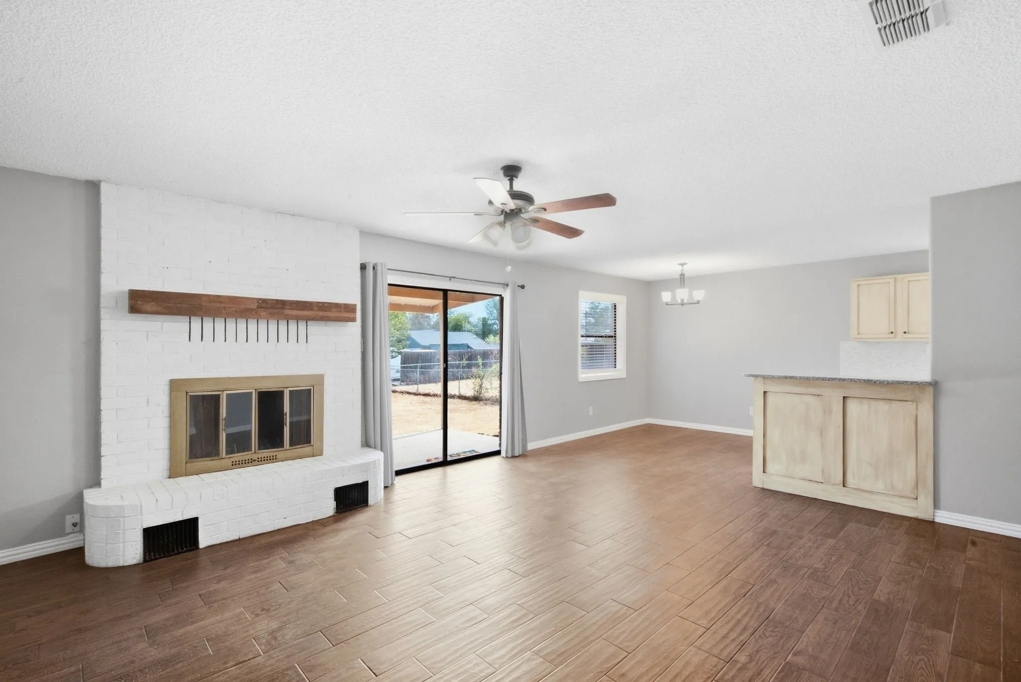Single Family Residence For Sale in Parker County , 1526 W Bankhead, Weatherford, Texas 76086, 3 Bedroom, 2 Bathroom, 2 Garage spaces, 1,294 Sqft, built in 1978, mls#21408252, Real Estate Agent in Weatherford, Homes For Sale in Parker county, Homes For Sale in Weatherford, Realtor in Weatherford Texas, Real Estate Brokerage Independent Realty Texas, Luminita Cordes Realtor