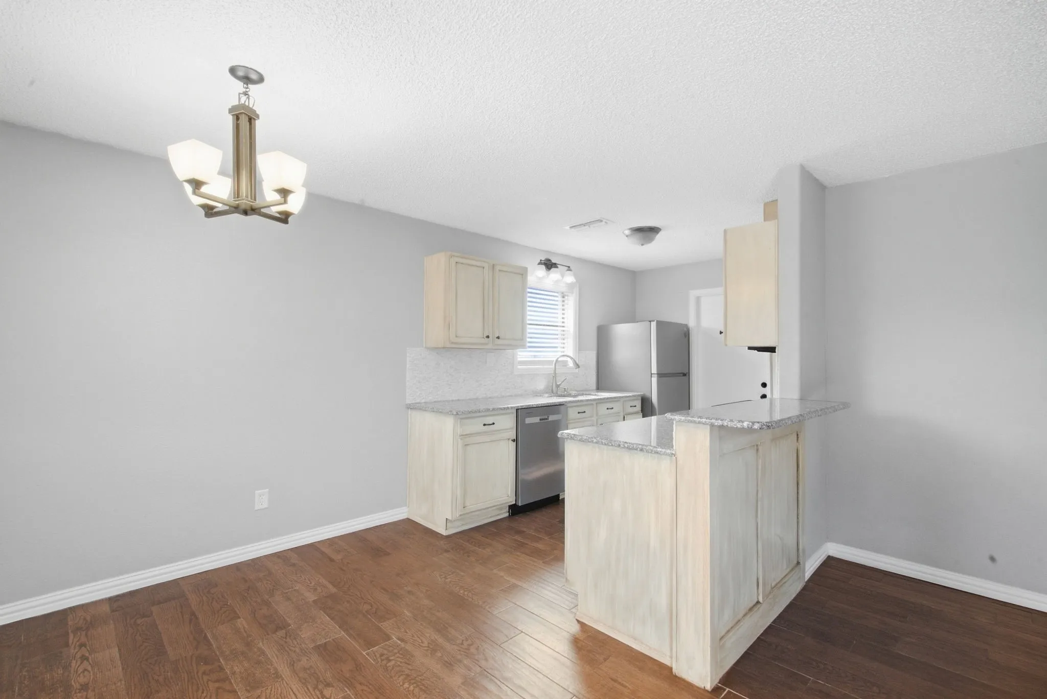 Single Family Residence For Sale in Parker County , 1526 W Bankhead, Weatherford, Texas 76086, 3 Bedroom, 2 Bathroom, 2 Garage spaces, 1,294 Sqft, built in 1978, mls#21408252, Real Estate Agent in Weatherford, Homes For Sale in Parker county, Homes For Sale in Weatherford, Realtor in Weatherford Texas, Real Estate Brokerage Independent Realty Texas, Luminita Cordes Realtor