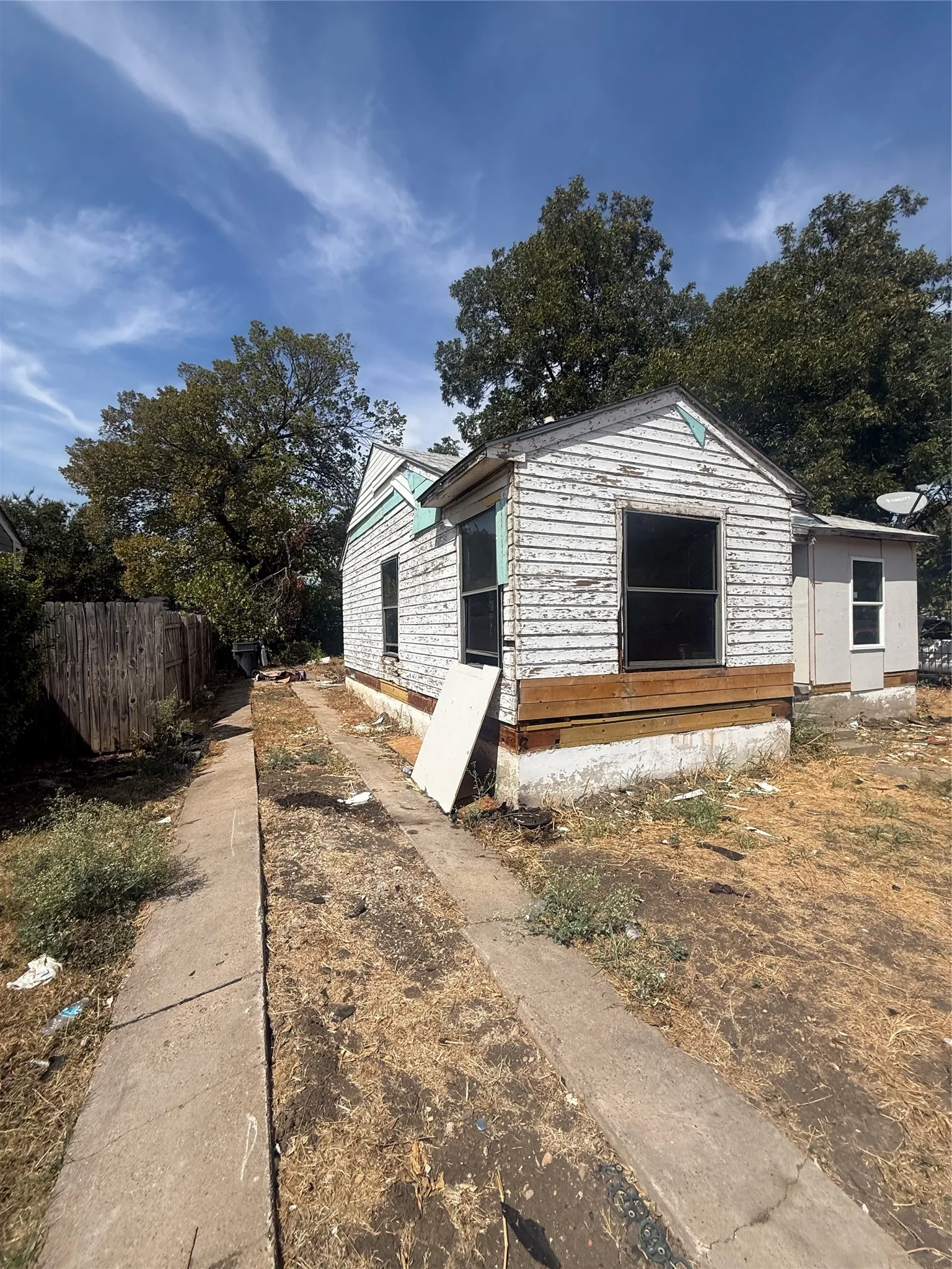 Single Family Residence For Sale in Dallas County , 2519 Fordham Road, Dallas, Texas 75216, 2 Bedroom, 1 Bathroom, Garage spaces, 816 Sqft, built in 1949, mls#21410329, Real Estate Agent in Dallas, Homes For Sale in Dallas county, Homes For Sale in Dallas, Realtor in Dallas Texas, Real Estate Brokerage Independent Realty Texas, Luminita Cordes Realtor