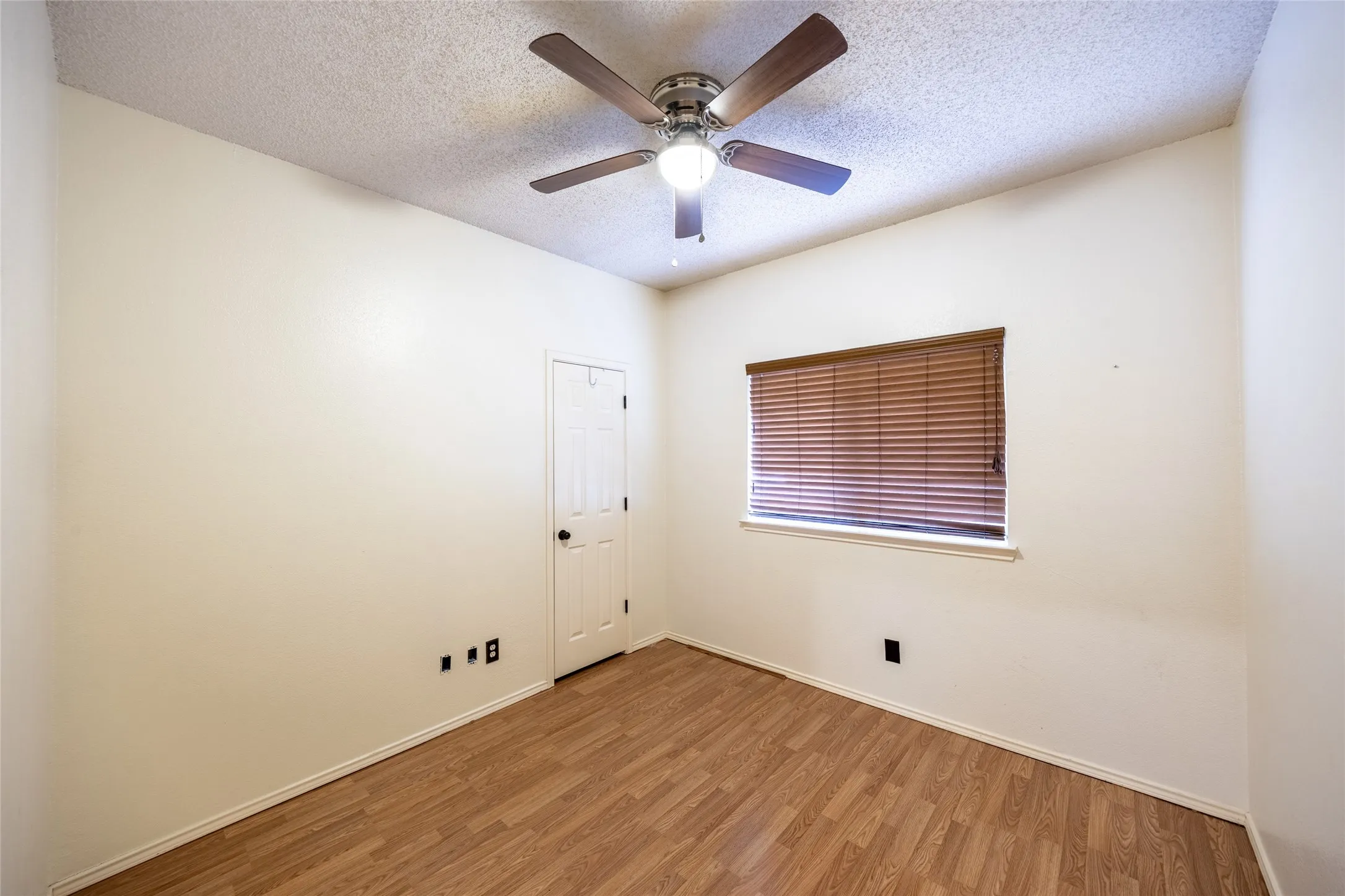 Single Family Residence For Rent in Collin County , 7836 Armor Lane, Frisco, Texas 75035, 3 Bedroom, 2 Bathroom, 2 Garage spaces, 1,430 Sqft, built in 1994, mls#21410332, Real Estate Agent in Frisco, Homes For Rent in Collin county, Homes For Rent in Frisco, Realtor in Frisco Texas, Real Estate Brokerage Independent Realty Texas, Luminita Cordes Realtor
