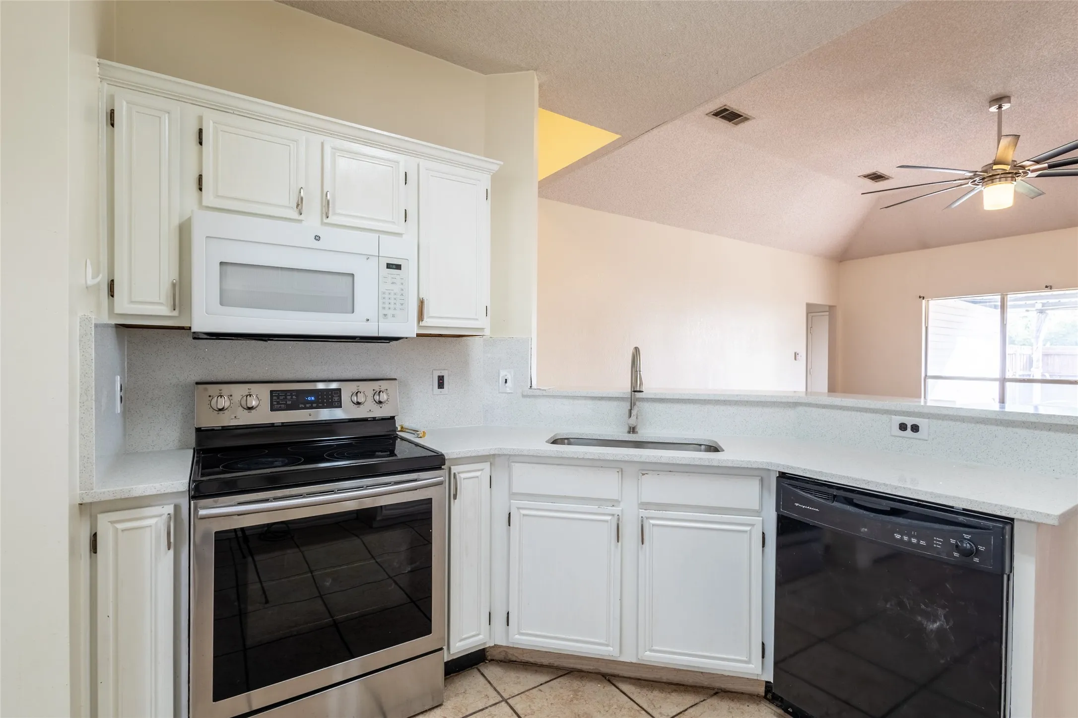 Single Family Residence For Rent in Collin County , 7836 Armor Lane, Frisco, Texas 75035, 3 Bedroom, 2 Bathroom, 2 Garage spaces, 1,430 Sqft, built in 1994, mls#21410332, Real Estate Agent in Frisco, Homes For Rent in Collin county, Homes For Rent in Frisco, Realtor in Frisco Texas, Real Estate Brokerage Independent Realty Texas, Luminita Cordes Realtor