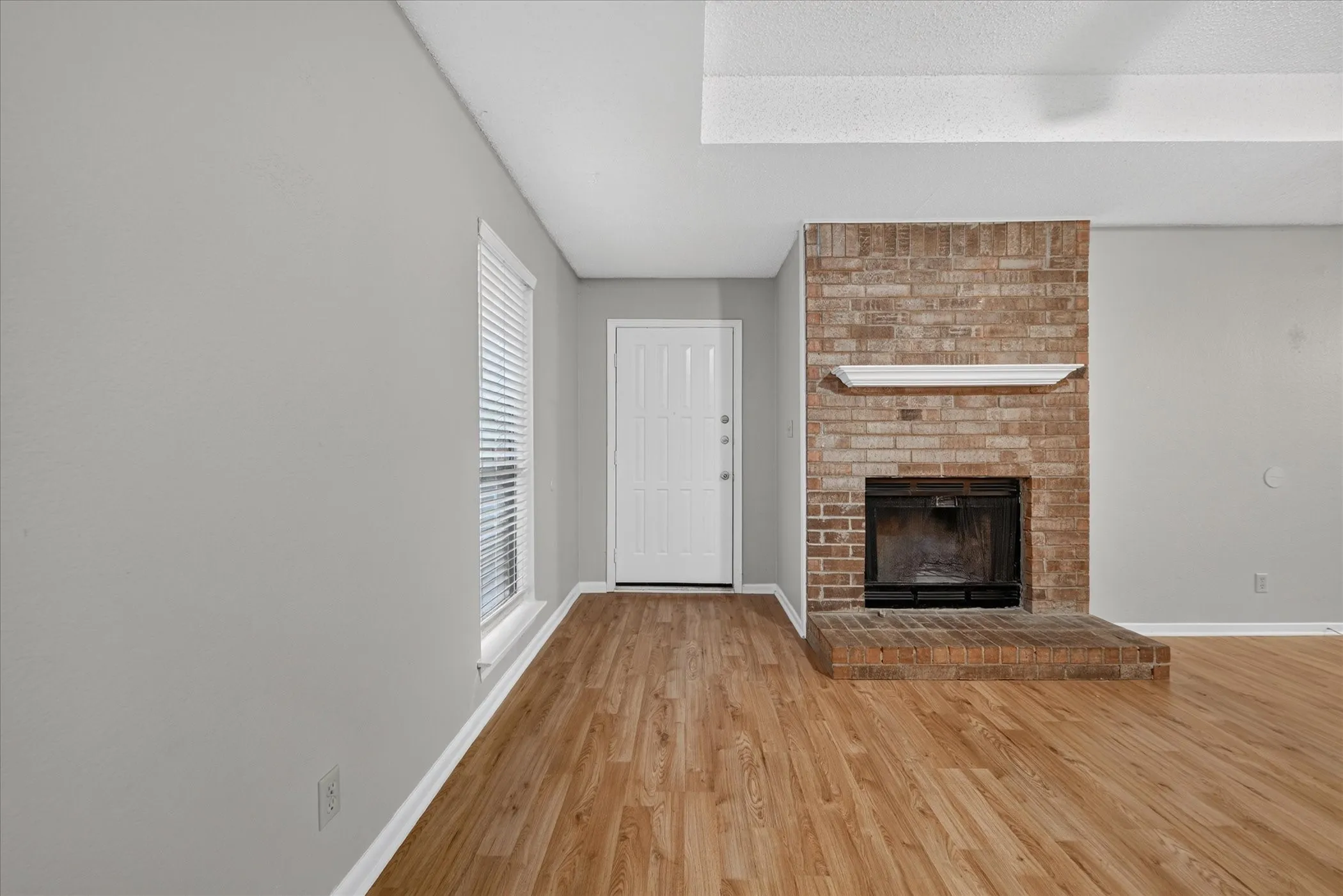 Duplex For Rent in Tarrant County , 6319 Christy Court, North Richland Hills, Texas 76182, 3 Bedroom, 2 Bathroom, 2 Garage spaces, 1,440 Sqft, built in 1986, mls#21410325, Real Estate Agent in North Richland Hills, Homes For Rent in Tarrant county, Homes For Rent in North Richland Hills, Realtor in North Richland Hills Texas, Real Estate Brokerage Independent Realty Texas, Luminita Cordes Realtor