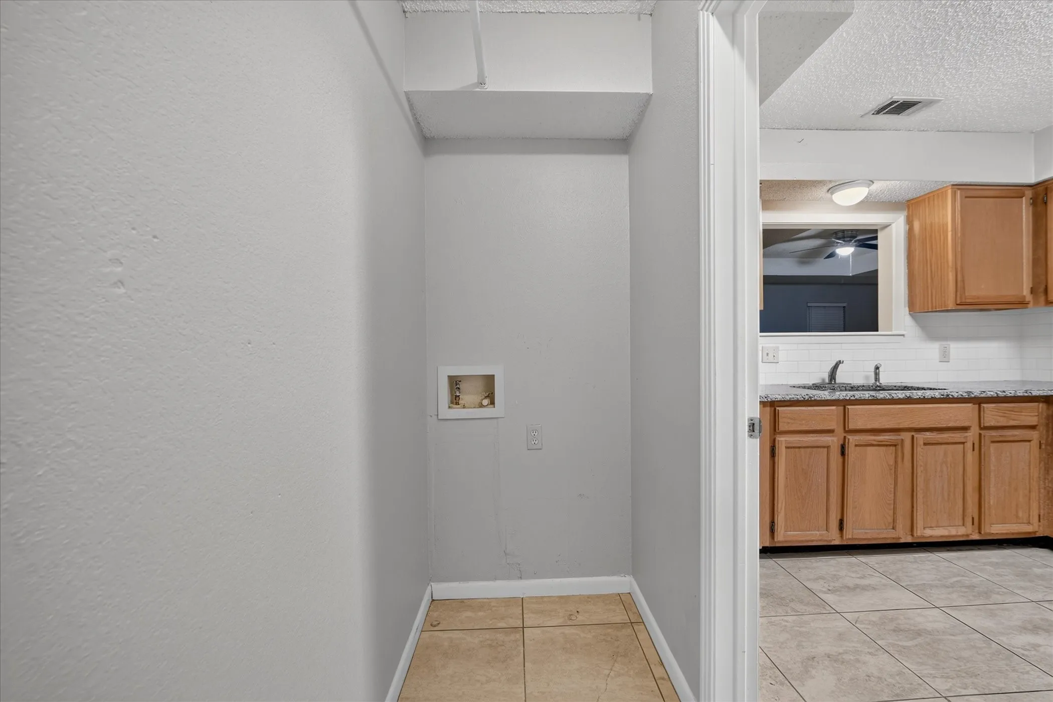 Duplex For Rent in Tarrant County , 6319 Christy Court, North Richland Hills, Texas 76182, 3 Bedroom, 2 Bathroom, 2 Garage spaces, 1,440 Sqft, built in 1986, mls#21410325, Real Estate Agent in North Richland Hills, Homes For Rent in Tarrant county, Homes For Rent in North Richland Hills, Realtor in North Richland Hills Texas, Real Estate Brokerage Independent Realty Texas, Luminita Cordes Realtor
