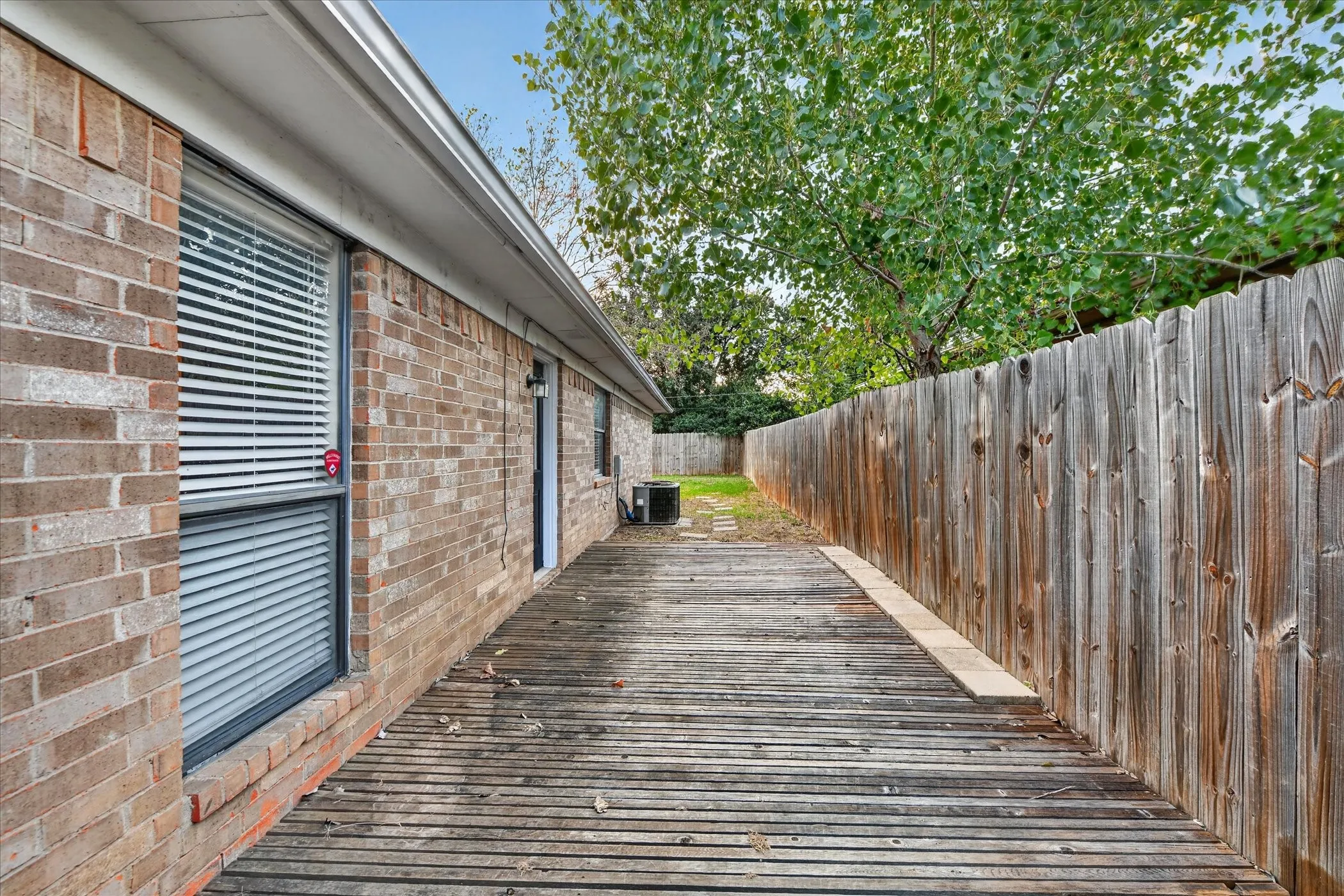Duplex For Rent in Tarrant County , 6319 Christy Court, North Richland Hills, Texas 76182, 3 Bedroom, 2 Bathroom, 2 Garage spaces, 1,440 Sqft, built in 1986, mls#21410325, Real Estate Agent in North Richland Hills, Homes For Rent in Tarrant county, Homes For Rent in North Richland Hills, Realtor in North Richland Hills Texas, Real Estate Brokerage Independent Realty Texas, Luminita Cordes Realtor