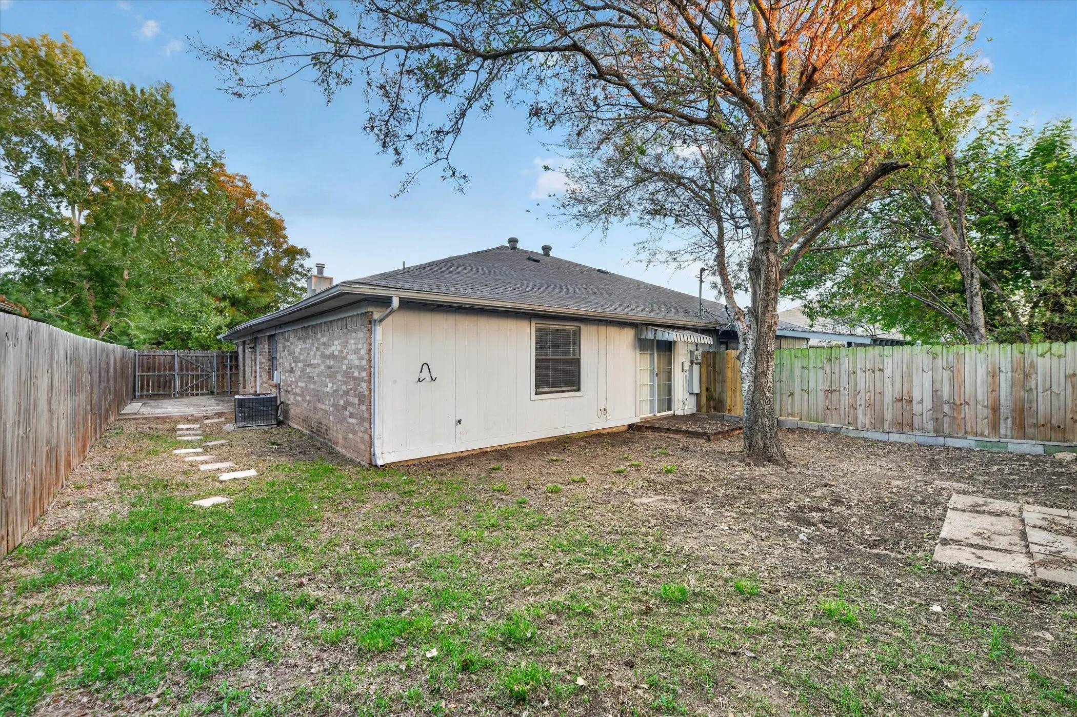 Duplex For Rent in Tarrant County , 6319 Christy Court, North Richland Hills, Texas 76182, 3 Bedroom, 2 Bathroom, 2 Garage spaces, 1,440 Sqft, built in 1986, mls#21410325, Real Estate Agent in North Richland Hills, Homes For Rent in Tarrant county, Homes For Rent in North Richland Hills, Realtor in North Richland Hills Texas, Real Estate Brokerage Independent Realty Texas, Luminita Cordes Realtor