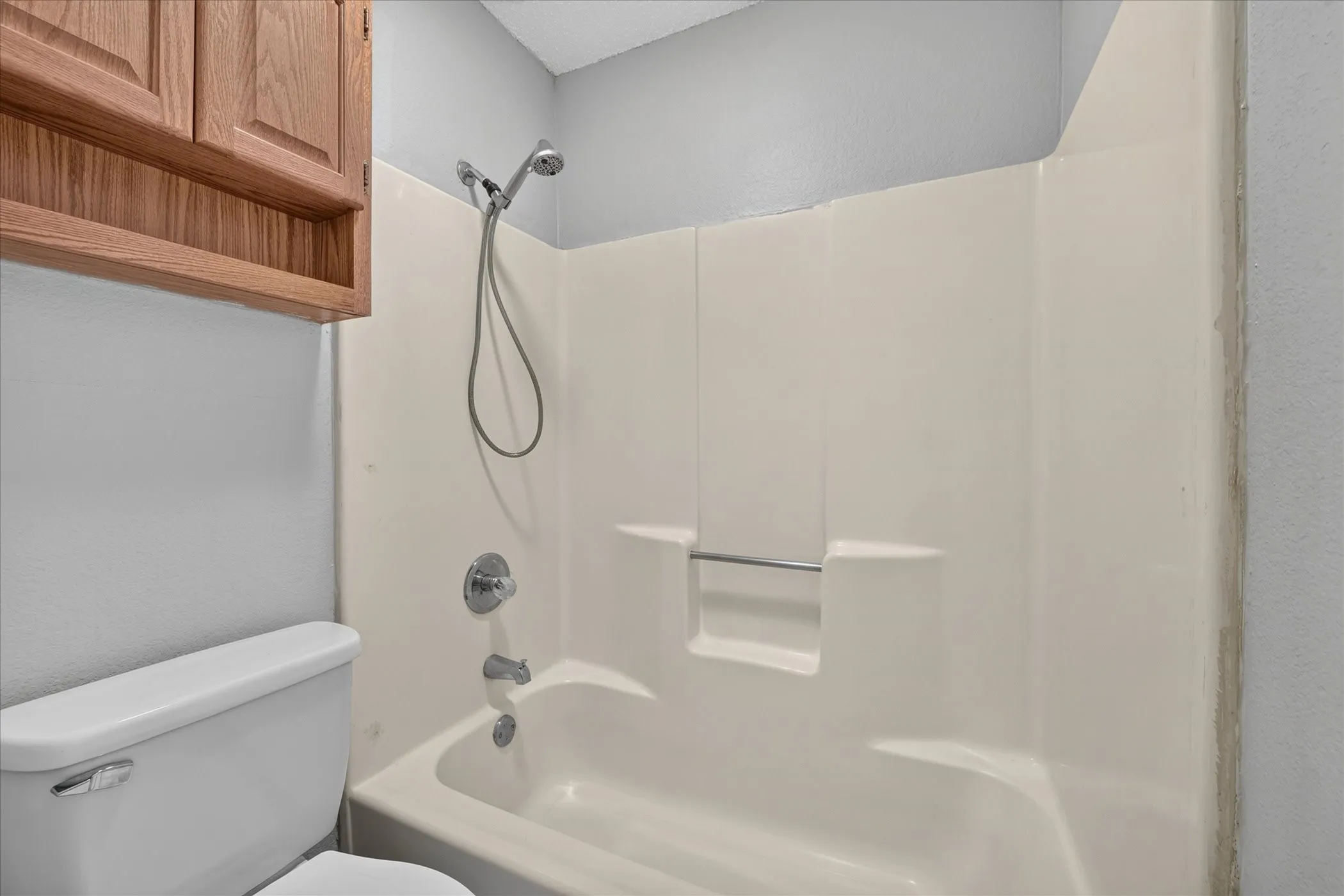 Duplex For Rent in Tarrant County , 6319 Christy Court, North Richland Hills, Texas 76182, 3 Bedroom, 2 Bathroom, 2 Garage spaces, 1,440 Sqft, built in 1986, mls#21410325, Real Estate Agent in North Richland Hills, Homes For Rent in Tarrant county, Homes For Rent in North Richland Hills, Realtor in North Richland Hills Texas, Real Estate Brokerage Independent Realty Texas, Luminita Cordes Realtor
