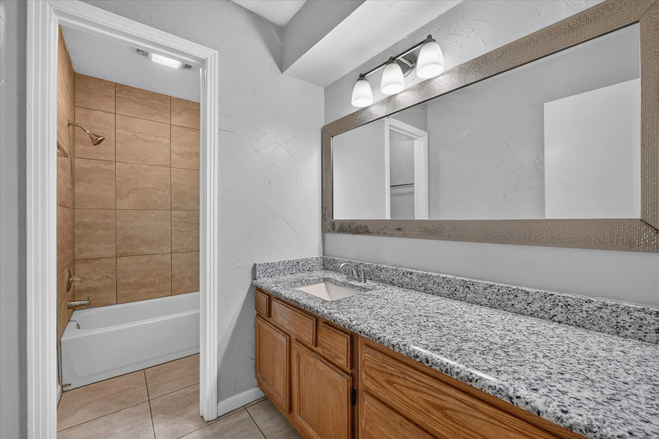 Duplex For Rent in Tarrant County , 6319 Christy Court, North Richland Hills, Texas 76182, 3 Bedroom, 2 Bathroom, 2 Garage spaces, 1,440 Sqft, built in 1986, mls#21410325, Real Estate Agent in North Richland Hills, Homes For Rent in Tarrant county, Homes For Rent in North Richland Hills, Realtor in North Richland Hills Texas, Real Estate Brokerage Independent Realty Texas, Luminita Cordes Realtor