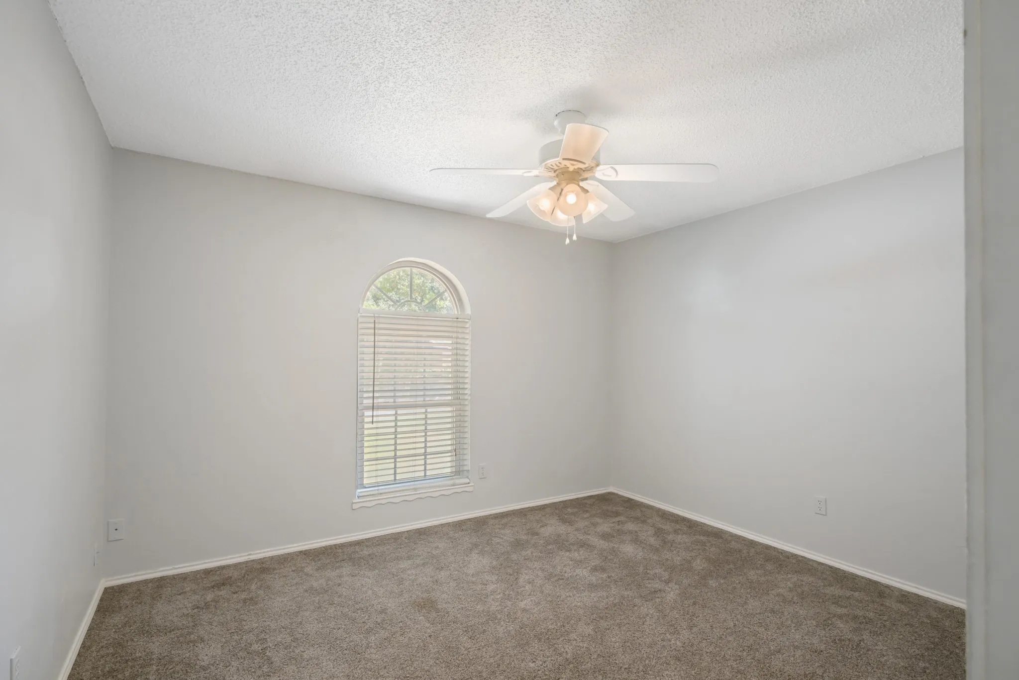 Single Family Residence For Sale in Tarrant County , 6410 Willow Springs Drive, Arlington, Texas 76001, 3 Bedroom, 2 Bathroom, 2 Garage spaces, 1,639 Sqft, built in 1983, mls#21408873, Real Estate Agent in Arlington, Homes For Sale in Tarrant county, Homes For Sale in Arlington, Realtor in Arlington Texas, Real Estate Brokerage Independent Realty Texas, Luminita Cordes Realtor