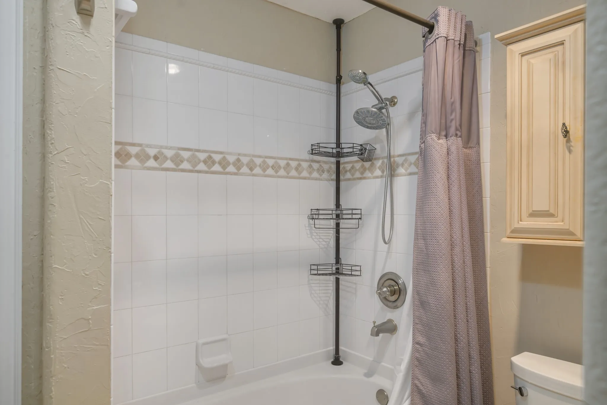 Single Family Residence For Sale in Tarrant County , 6410 Willow Springs Drive, Arlington, Texas 76001, 3 Bedroom, 2 Bathroom, 2 Garage spaces, 1,639 Sqft, built in 1983, mls#21408873, Real Estate Agent in Arlington, Homes For Sale in Tarrant county, Homes For Sale in Arlington, Realtor in Arlington Texas, Real Estate Brokerage Independent Realty Texas, Luminita Cordes Realtor