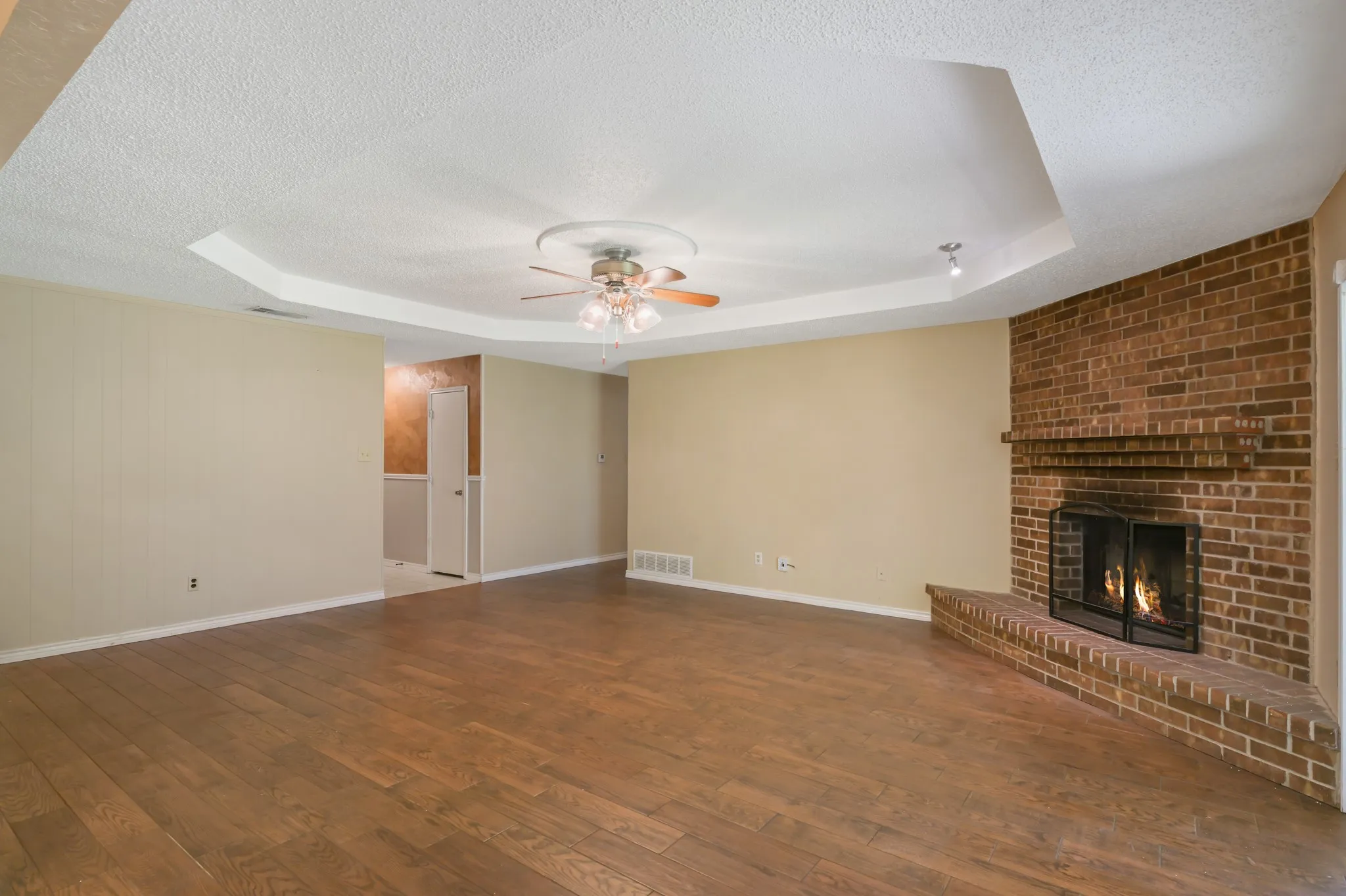 Single Family Residence For Sale in Tarrant County , 6410 Willow Springs Drive, Arlington, Texas 76001, 3 Bedroom, 2 Bathroom, 2 Garage spaces, 1,639 Sqft, built in 1983, mls#21408873, Real Estate Agent in Arlington, Homes For Sale in Tarrant county, Homes For Sale in Arlington, Realtor in Arlington Texas, Real Estate Brokerage Independent Realty Texas, Luminita Cordes Realtor