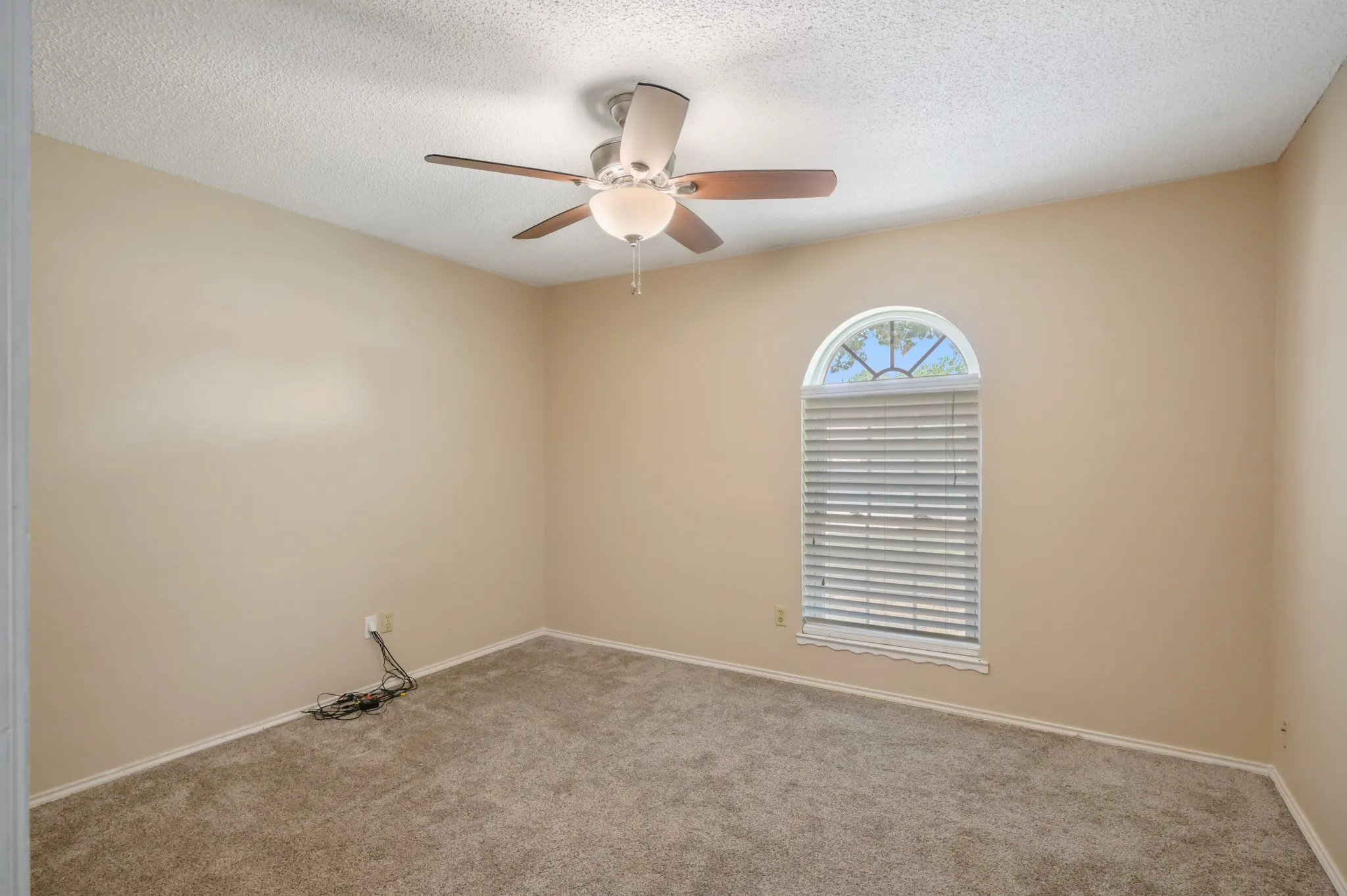 Single Family Residence For Sale in Tarrant County , 6410 Willow Springs Drive, Arlington, Texas 76001, 3 Bedroom, 2 Bathroom, 2 Garage spaces, 1,639 Sqft, built in 1983, mls#21408873, Real Estate Agent in Arlington, Homes For Sale in Tarrant county, Homes For Sale in Arlington, Realtor in Arlington Texas, Real Estate Brokerage Independent Realty Texas, Luminita Cordes Realtor