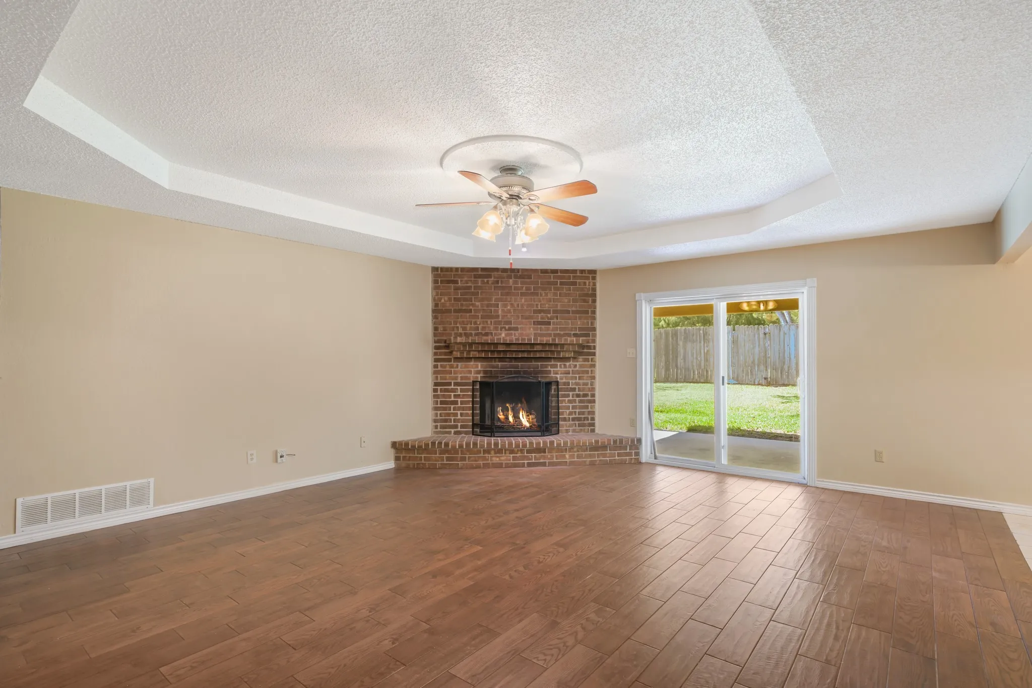 Single Family Residence For Sale in Tarrant County , 6410 Willow Springs Drive, Arlington, Texas 76001, 3 Bedroom, 2 Bathroom, 2 Garage spaces, 1,639 Sqft, built in 1983, mls#21408873, Real Estate Agent in Arlington, Homes For Sale in Tarrant county, Homes For Sale in Arlington, Realtor in Arlington Texas, Real Estate Brokerage Independent Realty Texas, Luminita Cordes Realtor