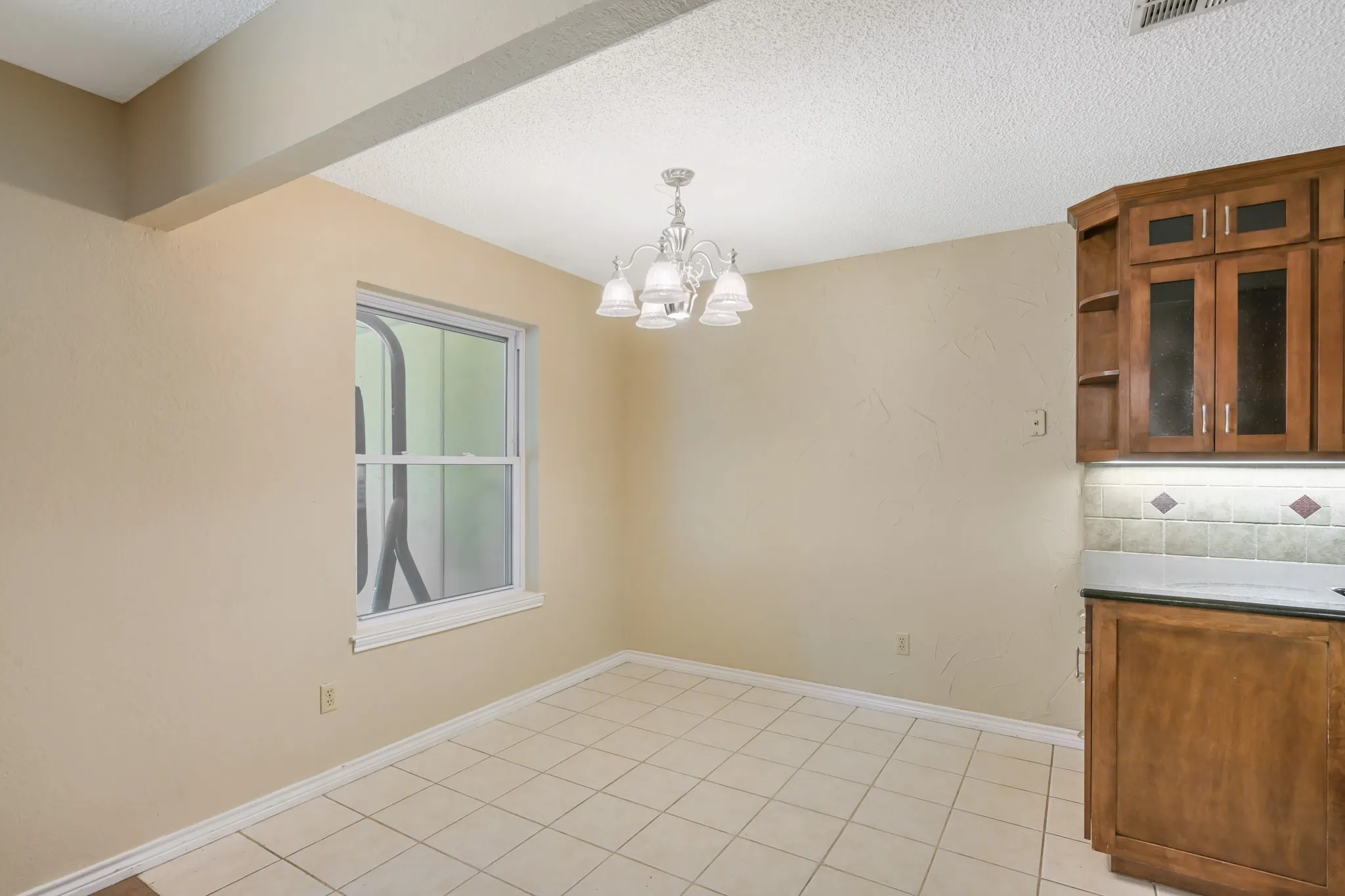 Single Family Residence For Sale in Tarrant County , 6410 Willow Springs Drive, Arlington, Texas 76001, 3 Bedroom, 2 Bathroom, 2 Garage spaces, 1,639 Sqft, built in 1983, mls#21408873, Real Estate Agent in Arlington, Homes For Sale in Tarrant county, Homes For Sale in Arlington, Realtor in Arlington Texas, Real Estate Brokerage Independent Realty Texas, Luminita Cordes Realtor