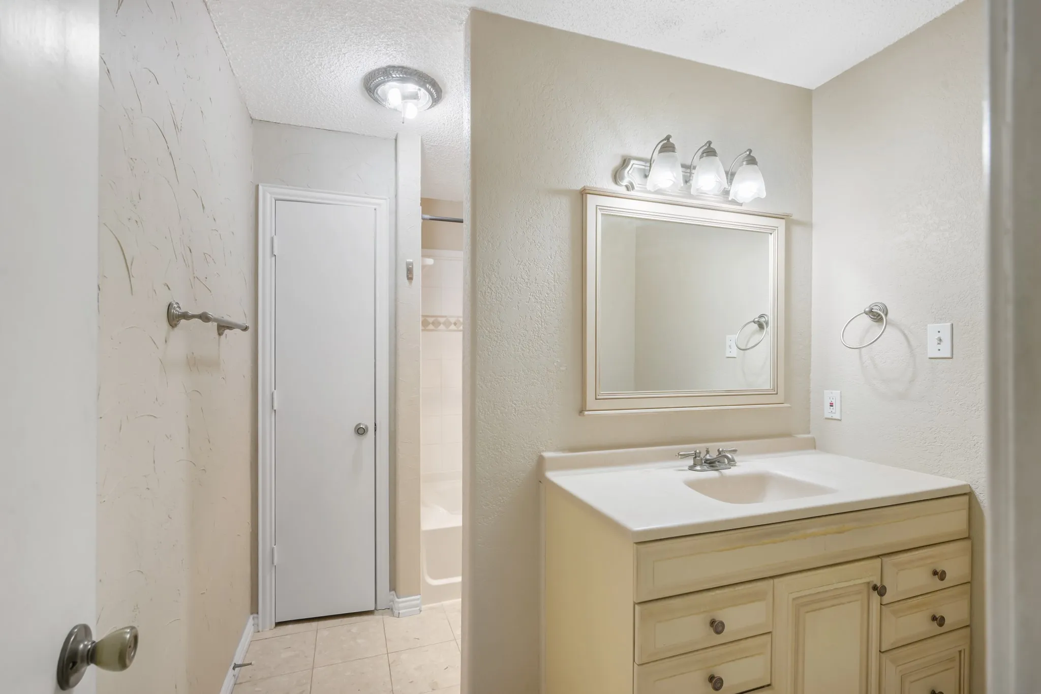 Single Family Residence For Sale in Tarrant County , 6410 Willow Springs Drive, Arlington, Texas 76001, 3 Bedroom, 2 Bathroom, 2 Garage spaces, 1,639 Sqft, built in 1983, mls#21408873, Real Estate Agent in Arlington, Homes For Sale in Tarrant county, Homes For Sale in Arlington, Realtor in Arlington Texas, Real Estate Brokerage Independent Realty Texas, Luminita Cordes Realtor