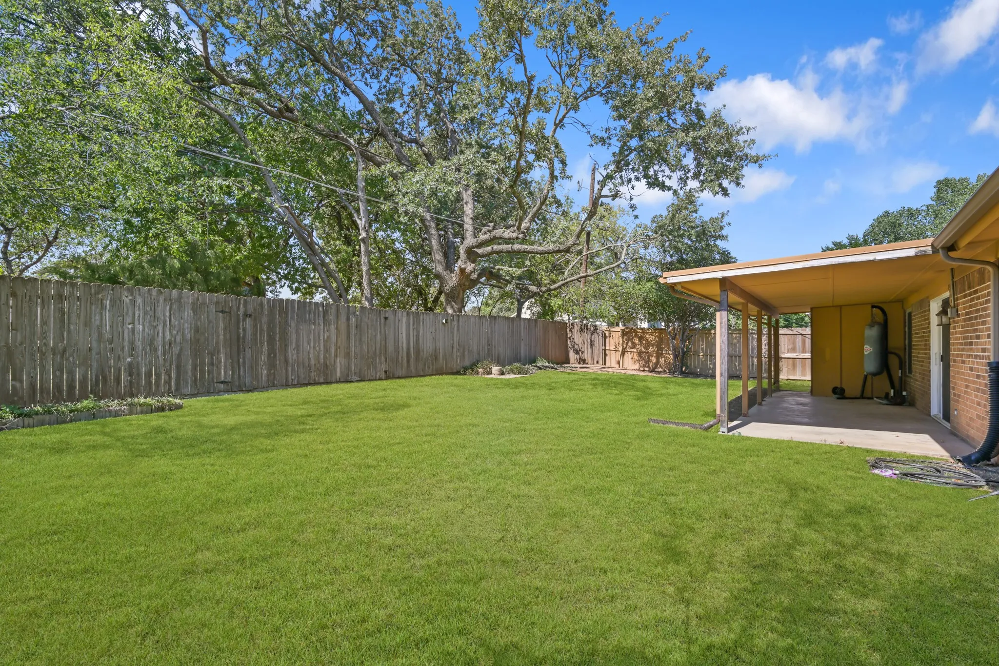 Single Family Residence For Sale in Tarrant County , 6410 Willow Springs Drive, Arlington, Texas 76001, 3 Bedroom, 2 Bathroom, 2 Garage spaces, 1,639 Sqft, built in 1983, mls#21408873, Real Estate Agent in Arlington, Homes For Sale in Tarrant county, Homes For Sale in Arlington, Realtor in Arlington Texas, Real Estate Brokerage Independent Realty Texas, Luminita Cordes Realtor