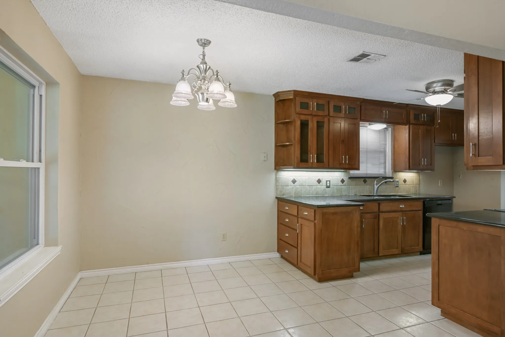 Single Family Residence For Sale in Tarrant County , 6410 Willow Springs Drive, Arlington, Texas 76001, 3 Bedroom, 2 Bathroom, 2 Garage spaces, 1,639 Sqft, built in 1983, mls#21408873, Real Estate Agent in Arlington, Homes For Sale in Tarrant county, Homes For Sale in Arlington, Realtor in Arlington Texas, Real Estate Brokerage Independent Realty Texas, Luminita Cordes Realtor