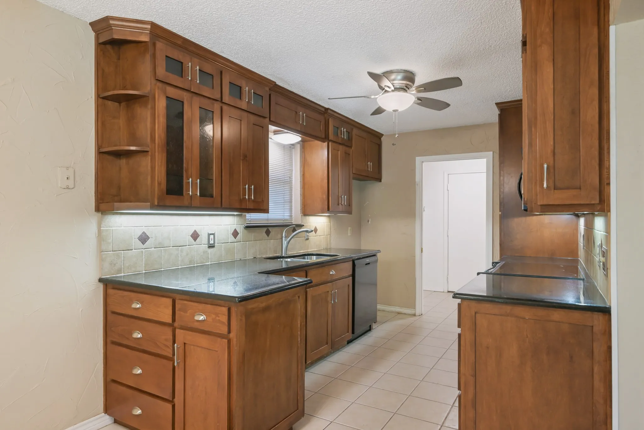 Single Family Residence For Sale in Tarrant County , 6410 Willow Springs Drive, Arlington, Texas 76001, 3 Bedroom, 2 Bathroom, 2 Garage spaces, 1,639 Sqft, built in 1983, mls#21408873, Real Estate Agent in Arlington, Homes For Sale in Tarrant county, Homes For Sale in Arlington, Realtor in Arlington Texas, Real Estate Brokerage Independent Realty Texas, Luminita Cordes Realtor